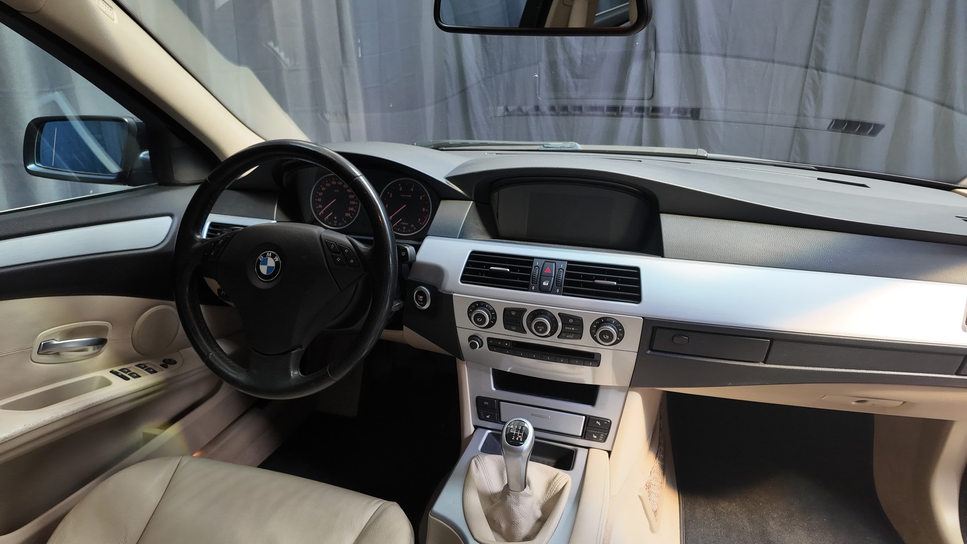 BMW 523i Manual-image-10