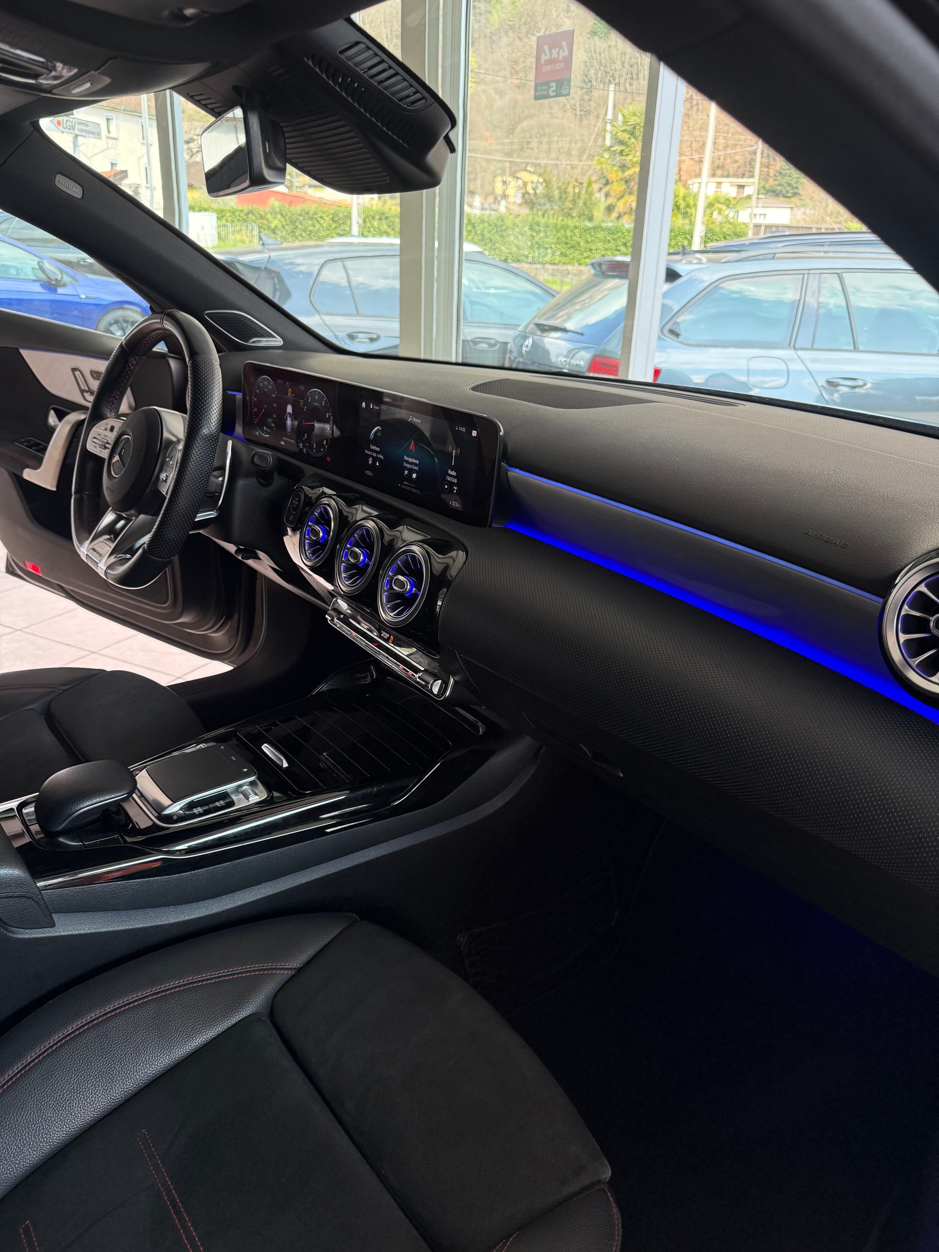 MERCEDES-BENZ A 35 AMG 4Matic Speedshift-image-12