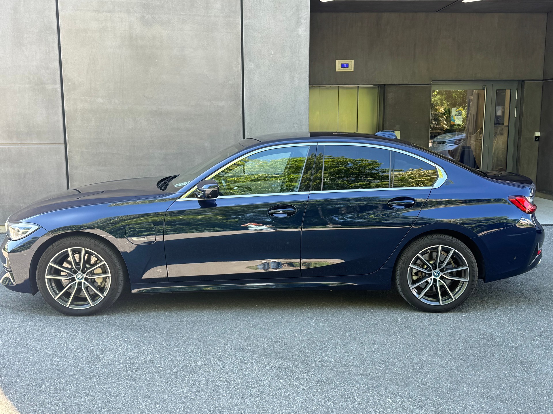 BMW 330e xDrive Sport Line Steptronic-image-4