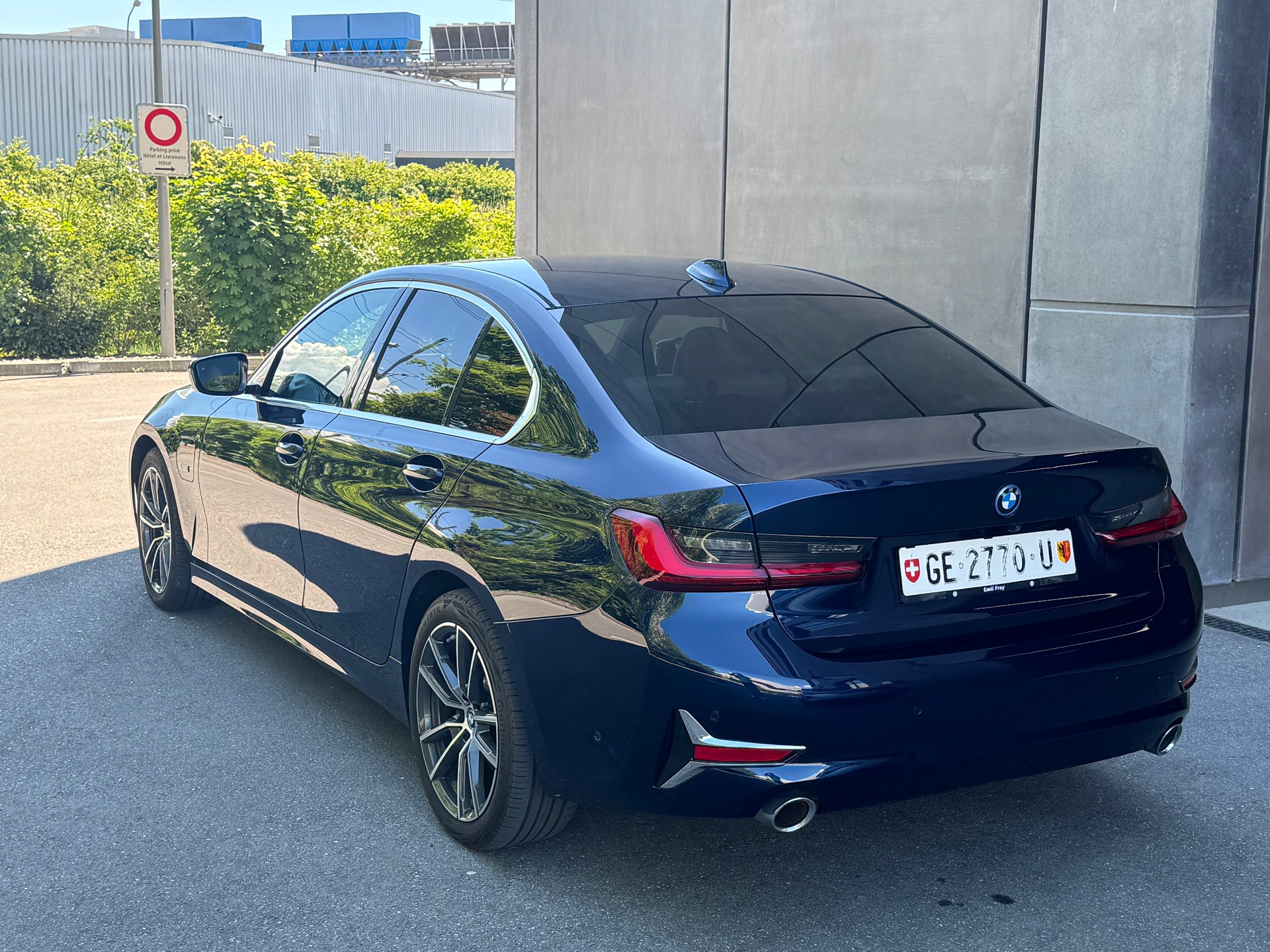 BMW 330e xDrive Sport Line Steptronic-image-5