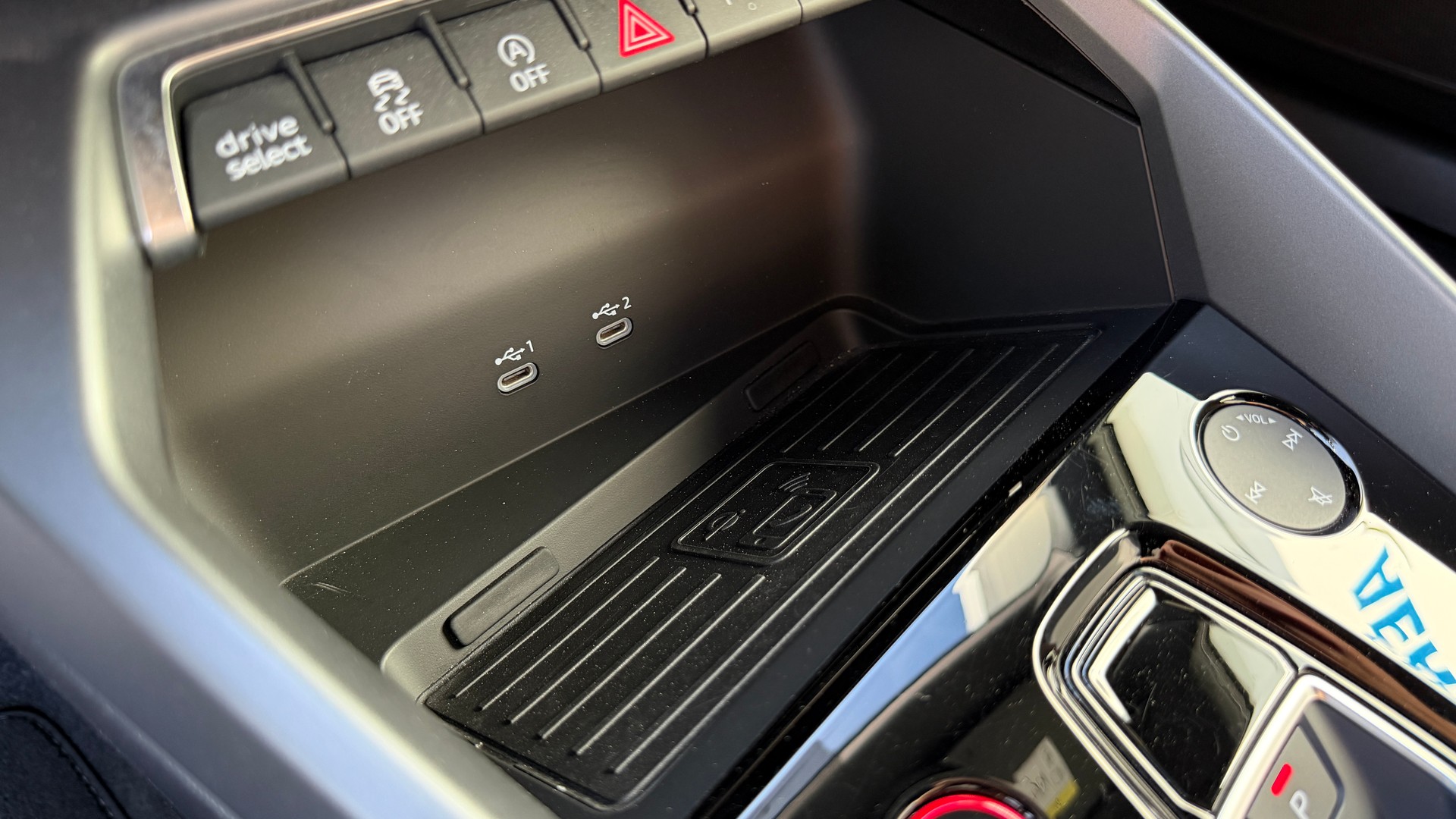 AUDI S3 Sportback TFSI quattro S-tronic Akrapovič Faclift-image-25
