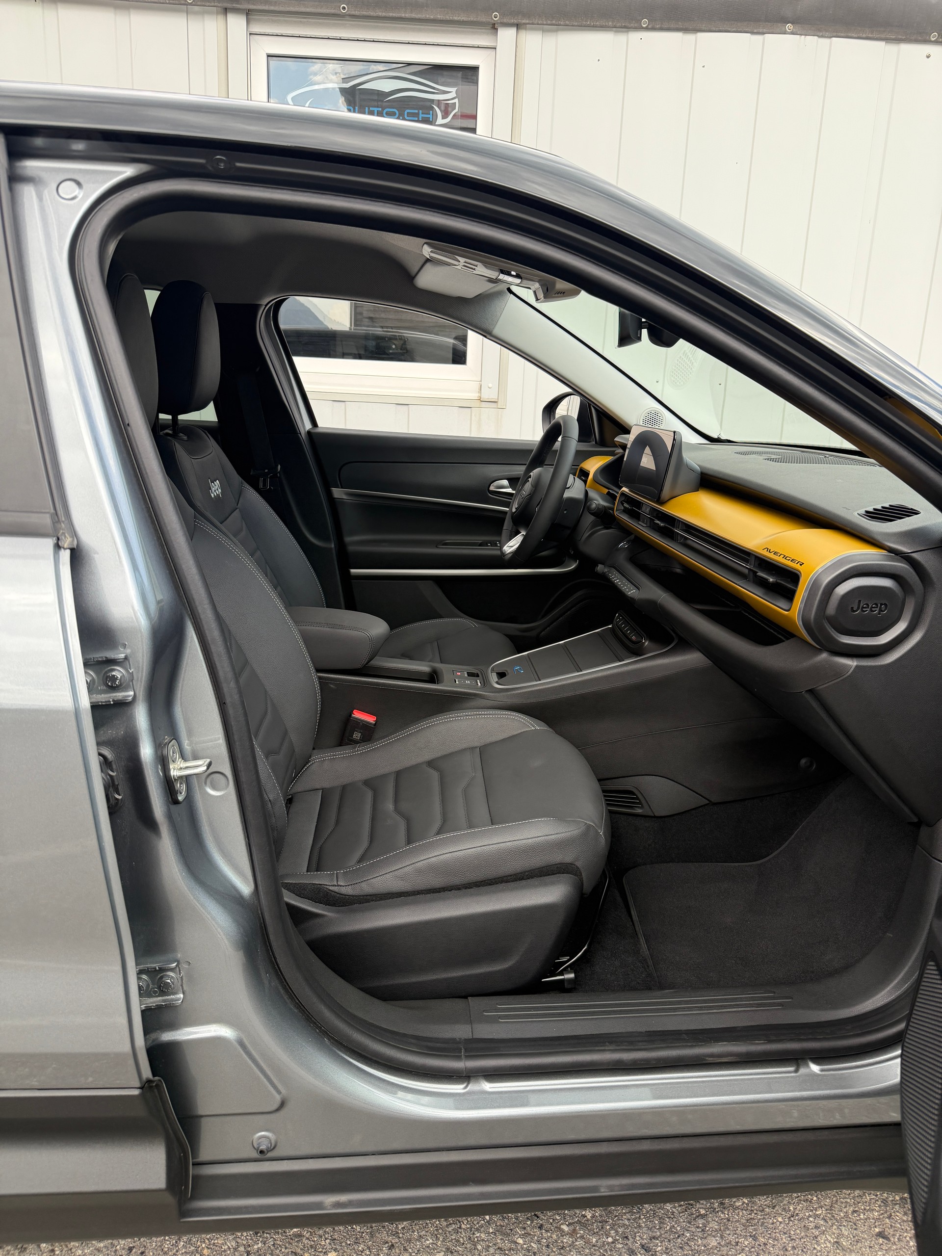 JEEP Avenger 54kWh Swiss Altitude Plus Sky * NEUWAGEN MIT TAGESZULASUNG *-image-14
