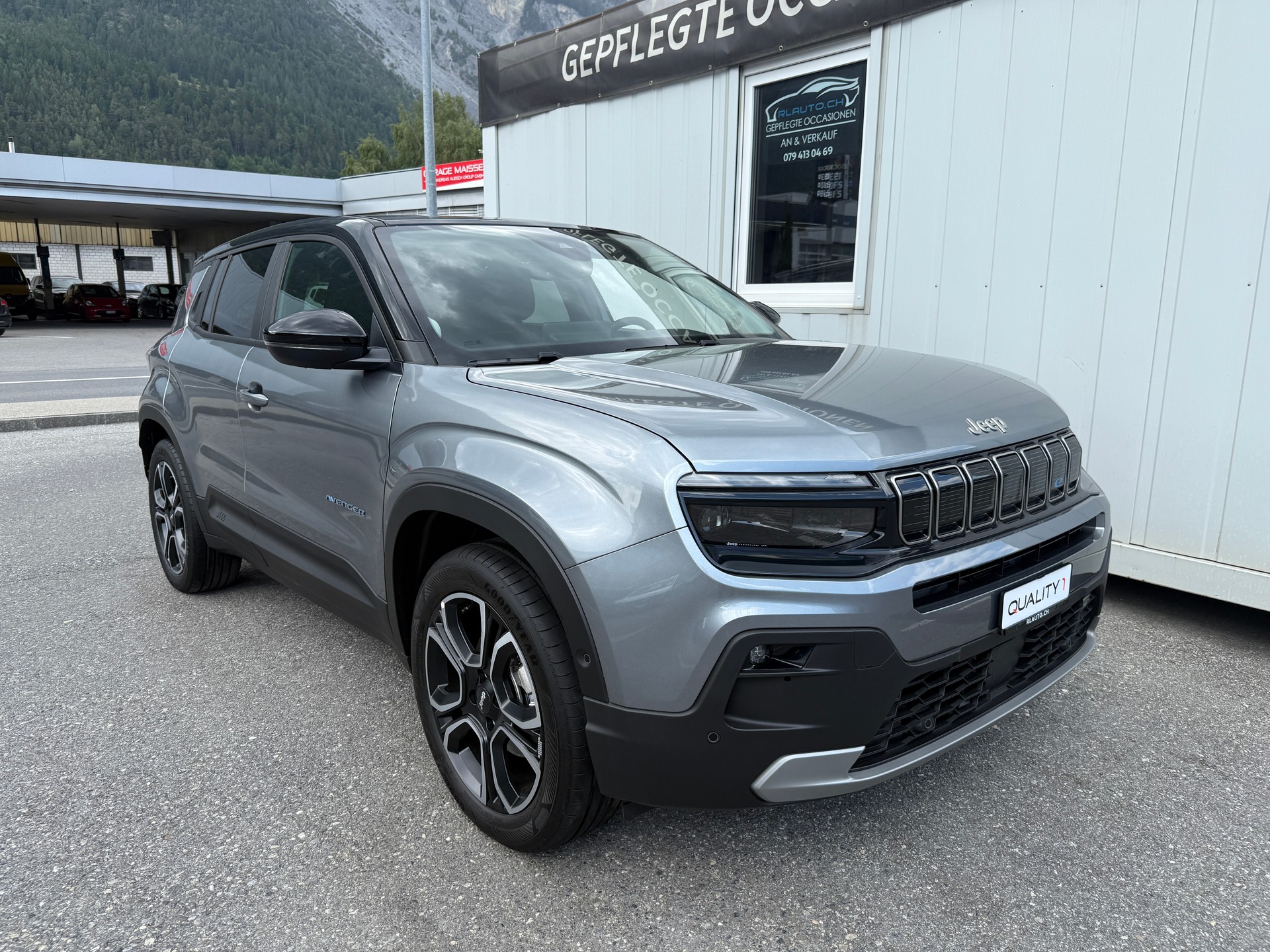 JEEP Avenger 54kWh Swiss Altitude Plus Sky * NEUWAGEN MIT TAGESZULASUNG *