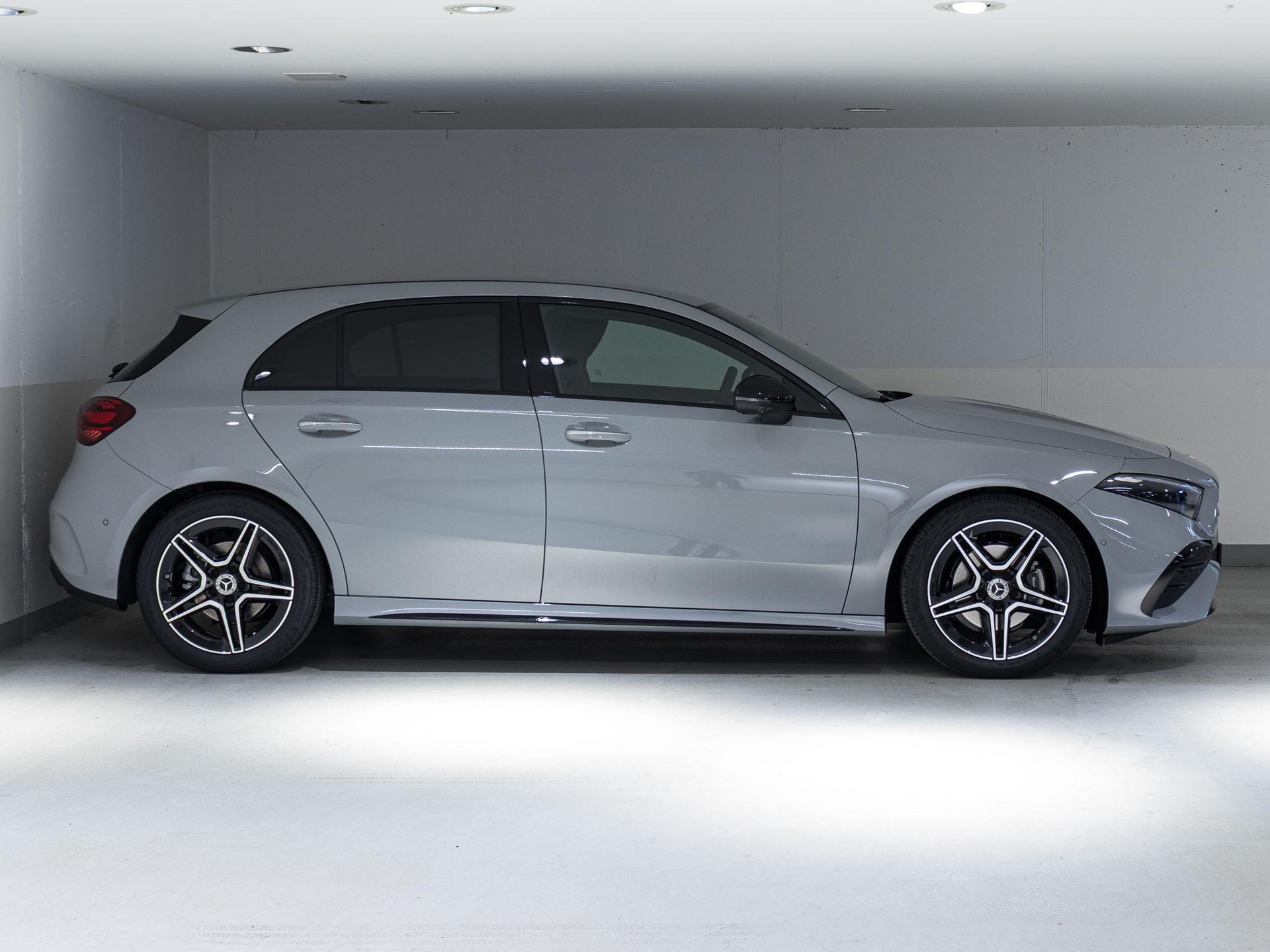 MERCEDES-BENZ A 200 "Night Star"-image-1