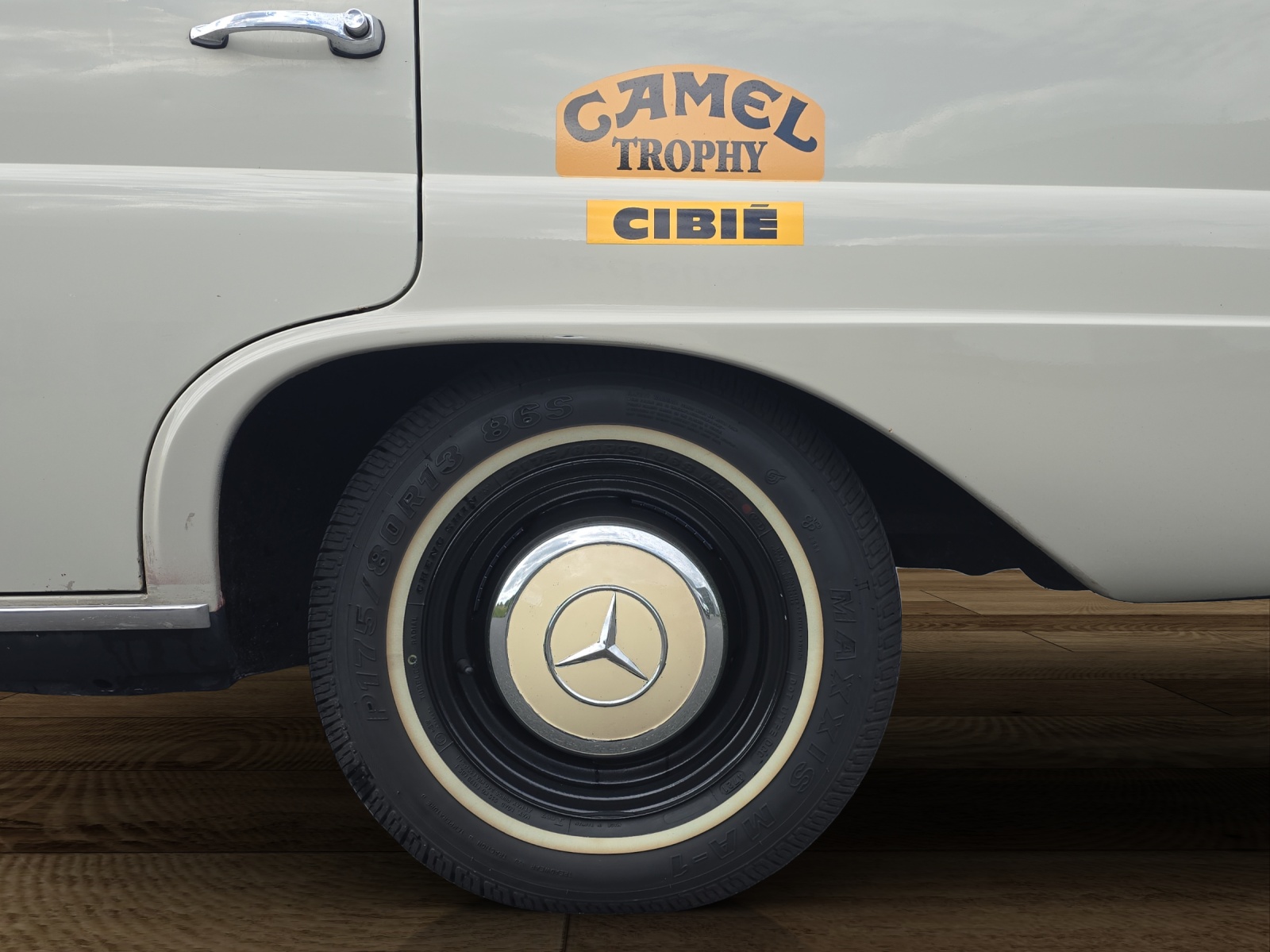 MERCEDES-BENZ 200-image-17