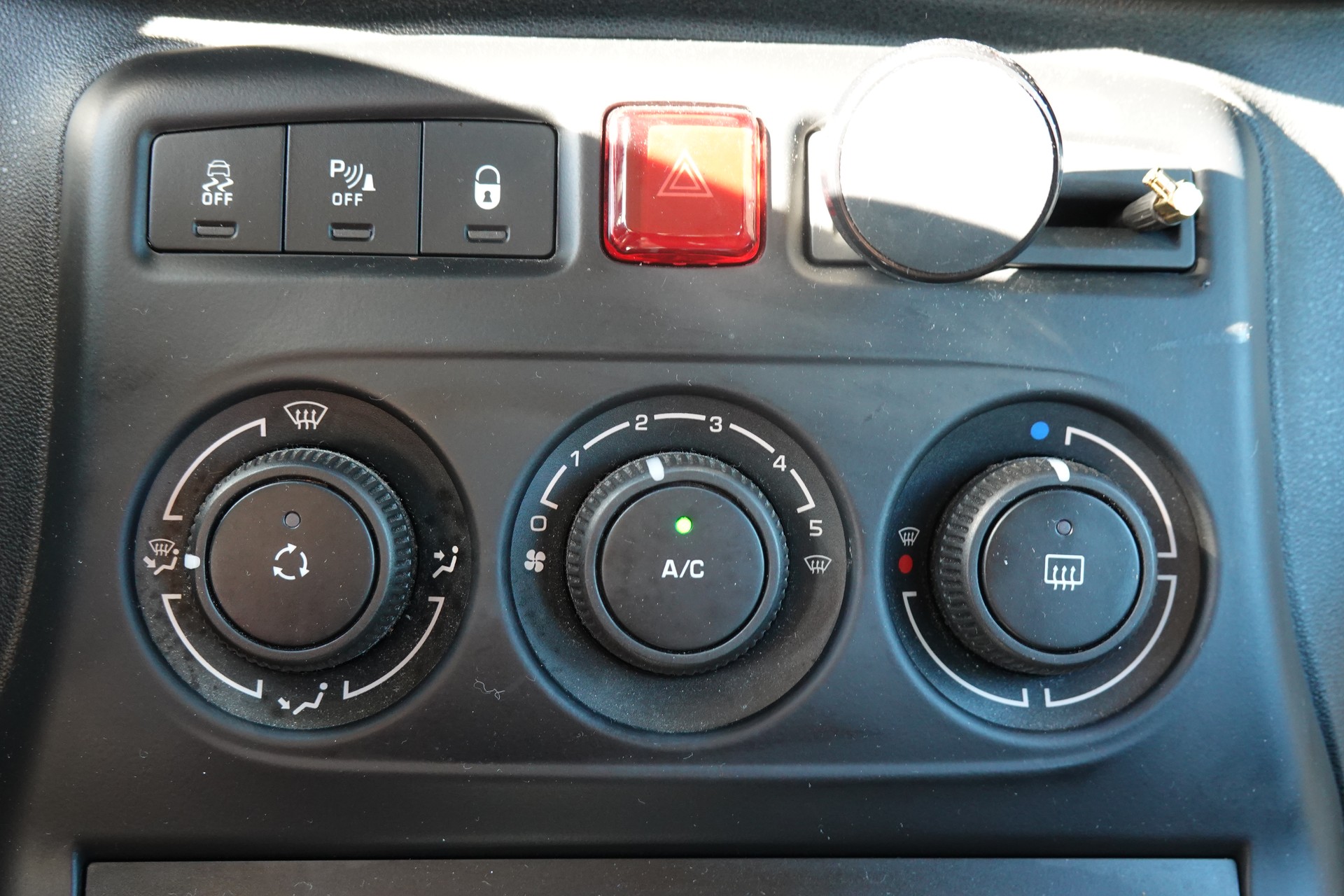 CITROEN C3 Picasso 1.2 - "Véhicule CH * Embrayage neuf * 8 Roues * Régulateur de vitesse * capteur stationnement * intérieur tissus"-image-13
