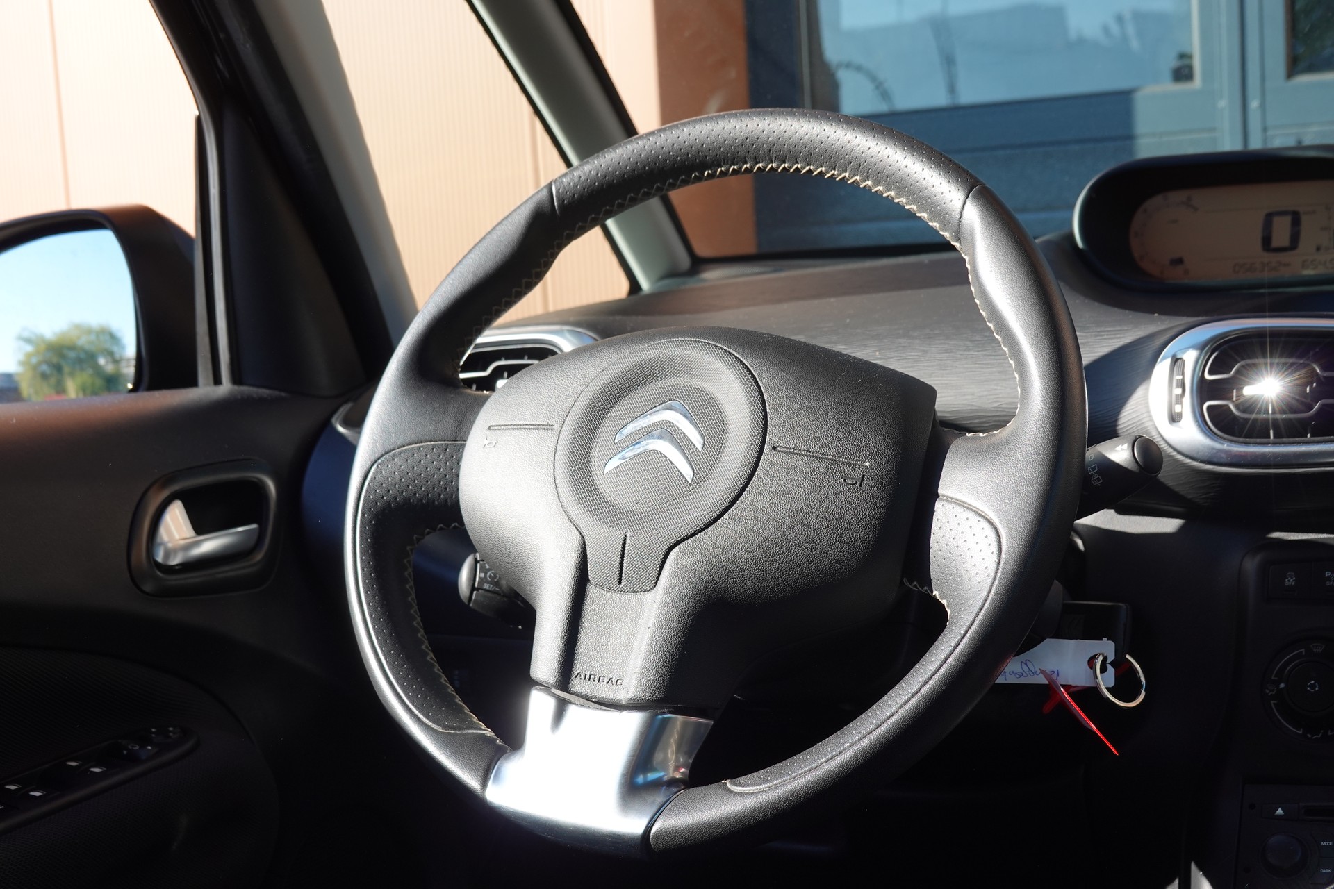 CITROEN C3 Picasso 1.2 - "Véhicule CH * Embrayage neuf * 8 Roues * Régulateur de vitesse * capteur stationnement * intérieur tissus"-image-11