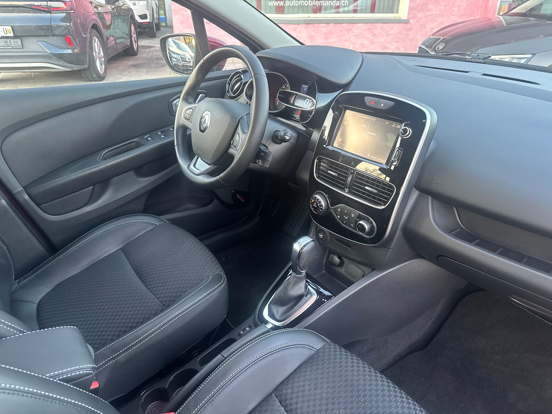 RENAULT Clio 1.2 16V T Initiale Paris EDC-image-6