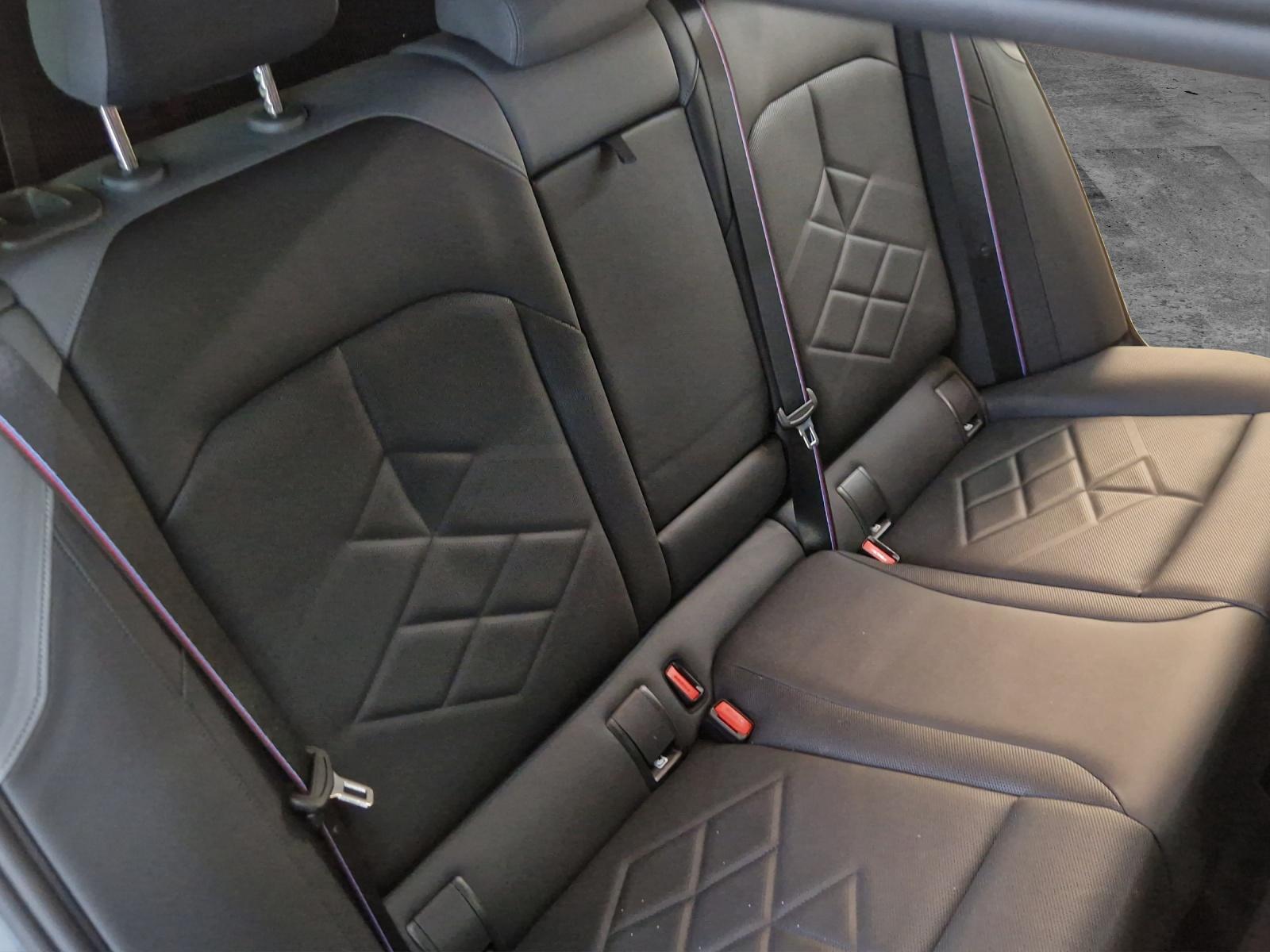 BMW i5 M60 xDrive Touring-image-11