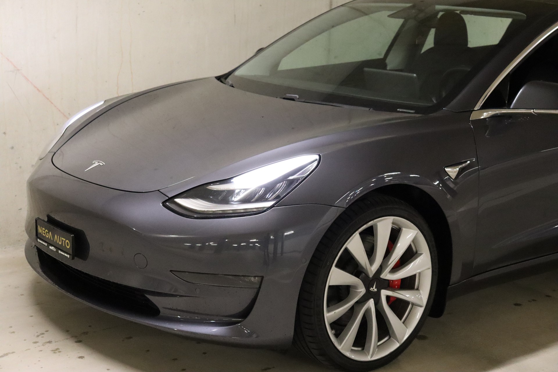 TESLA Model 3 Long Range Dual Motor AWD-showroom-element-2