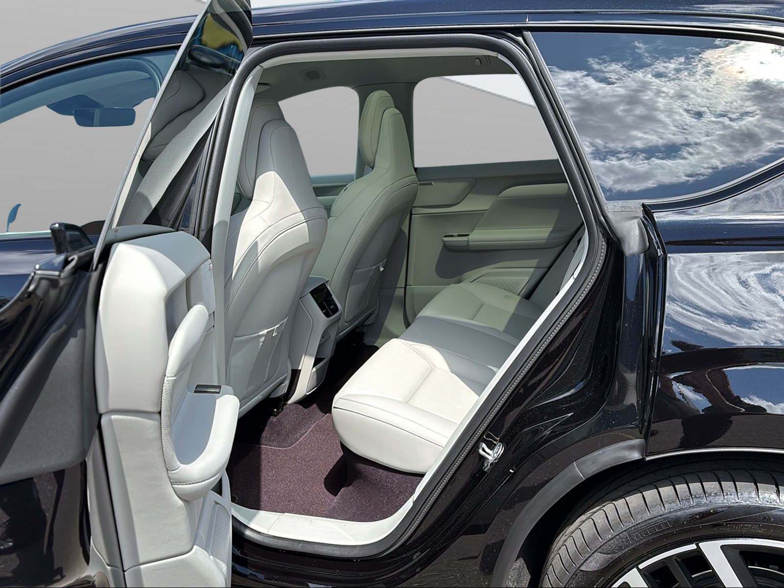 VOLVO EX60 P10 AWD Ultra-image-12