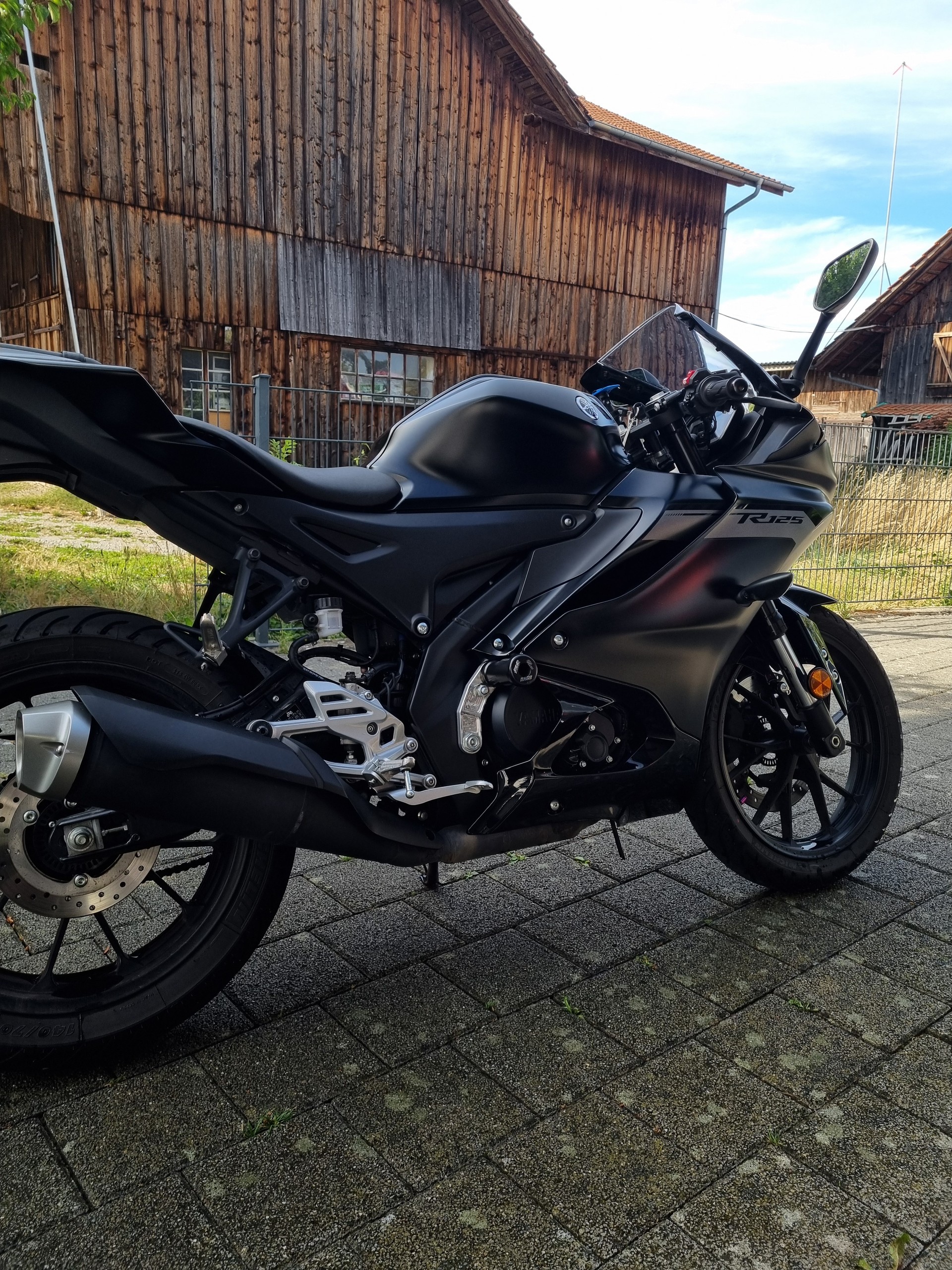 YAMAHA YZF-R 125 ABS-image-1