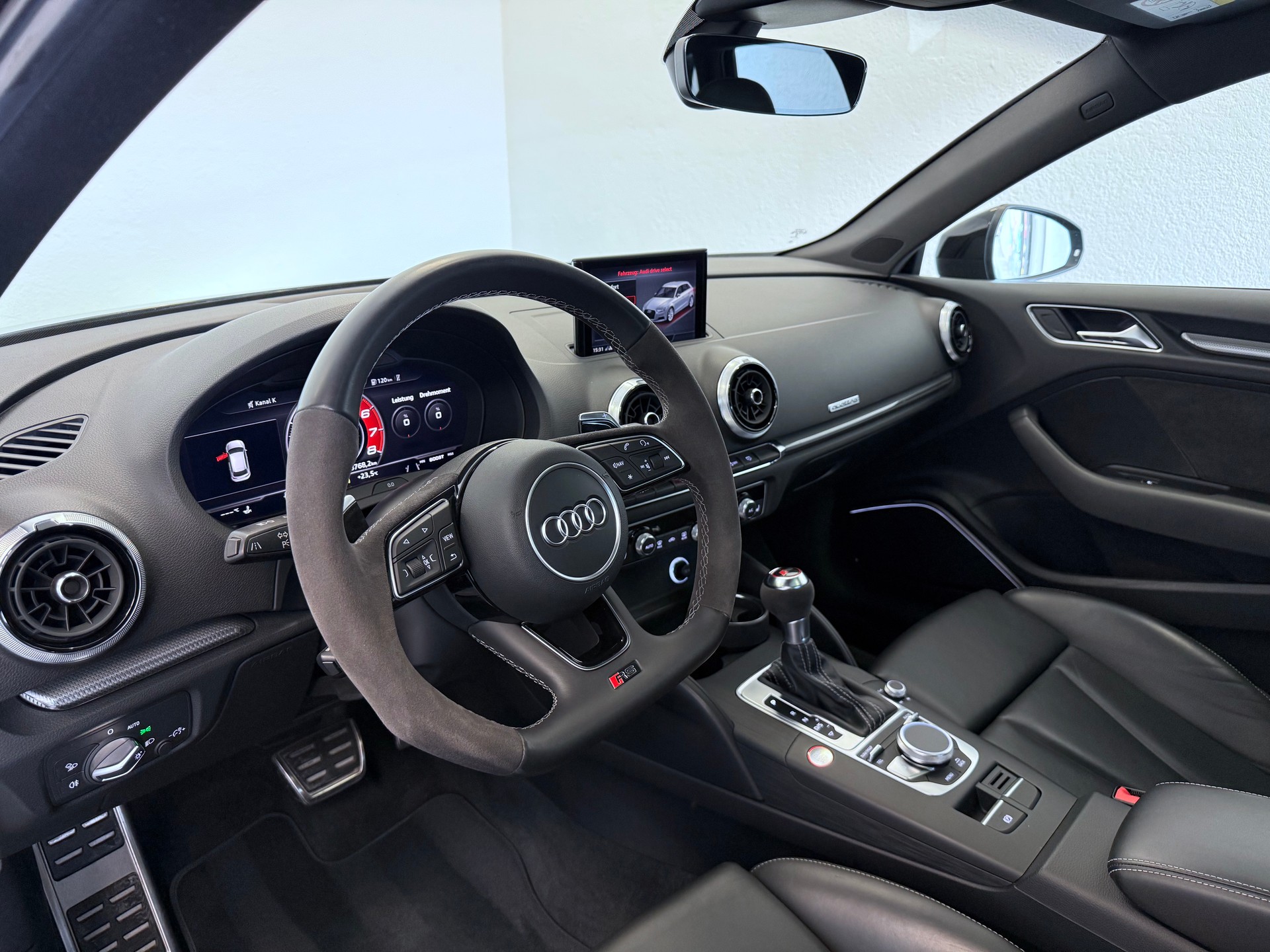 AUDI RS3 Sportback 2.5 TSI quattro S-tronic "ALL BLACK "-image-17