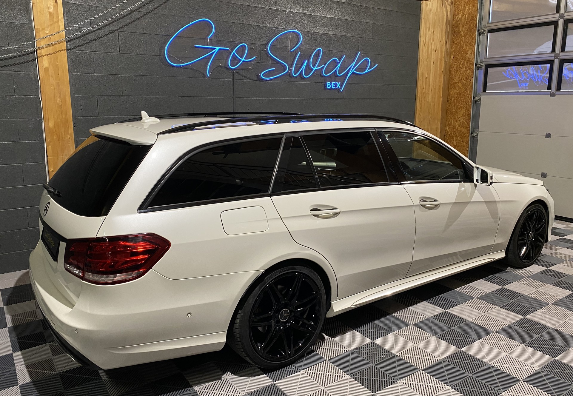 MERCEDES-BENZ E 350 BlueTEC AMG Line 4Matic 7G-Tronic-showroom-element-3