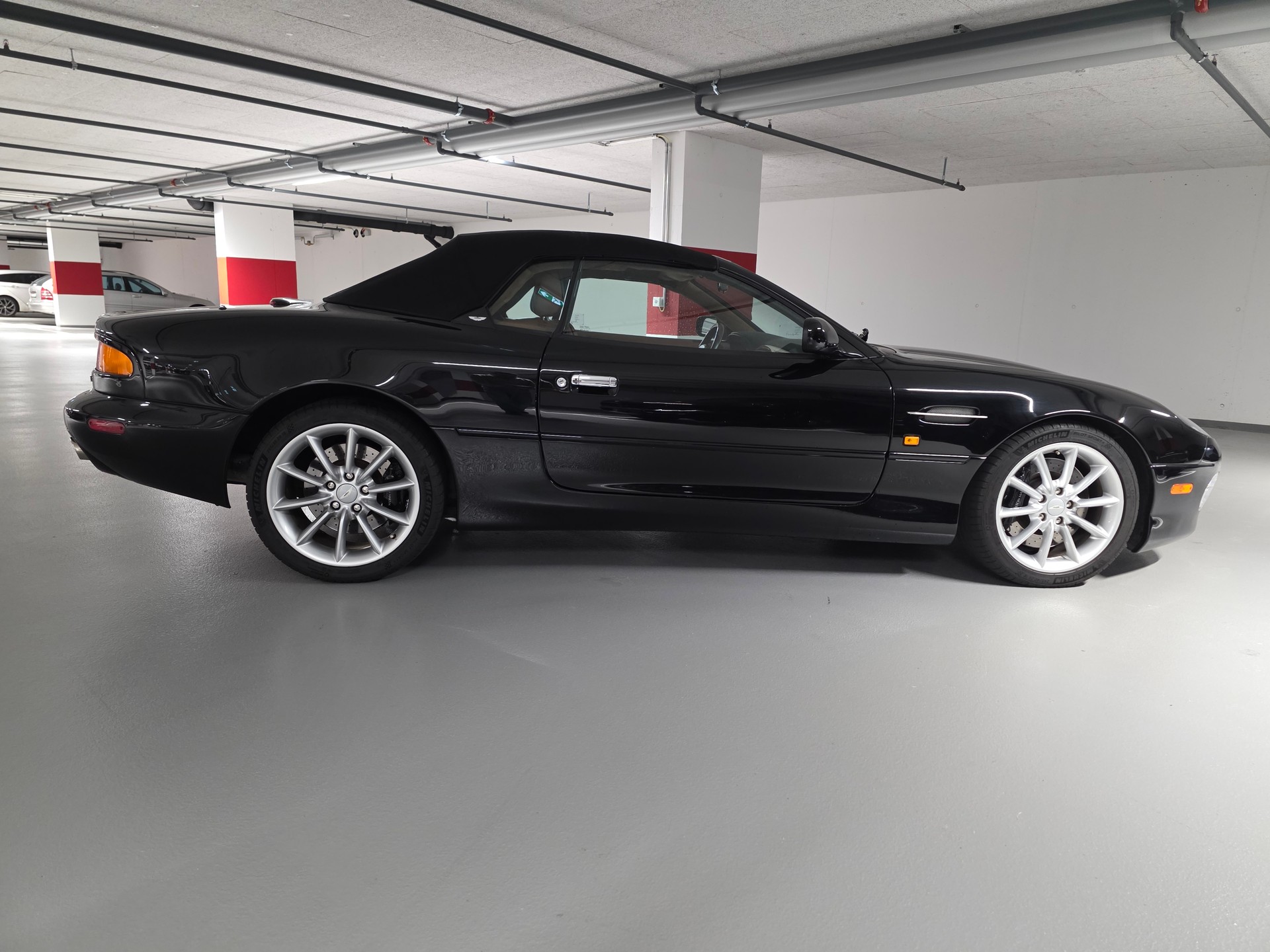 ASTON MARTIN DB7 Volante-showroom-element-3