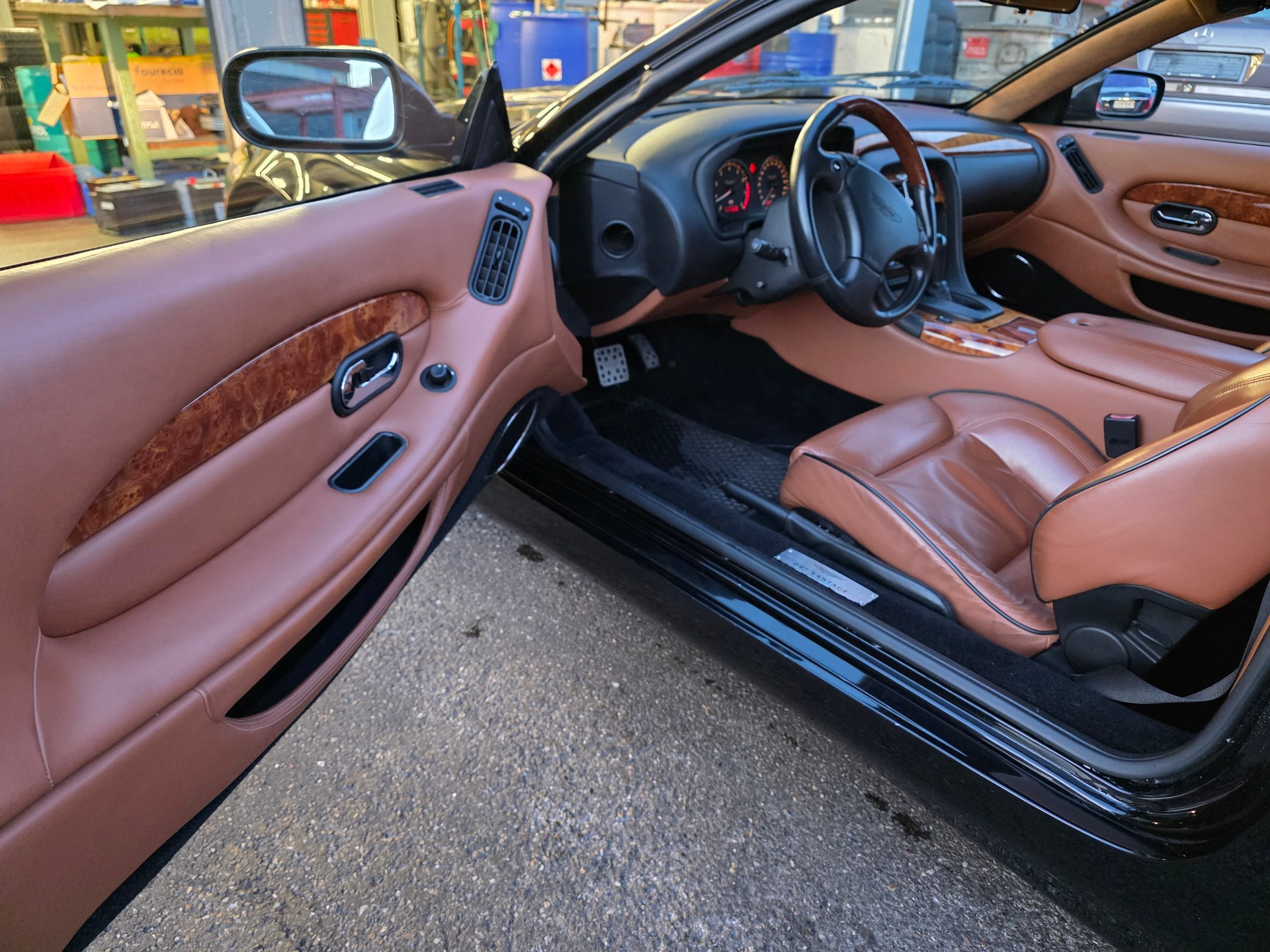 ASTON MARTIN DB7 Volante-image-8