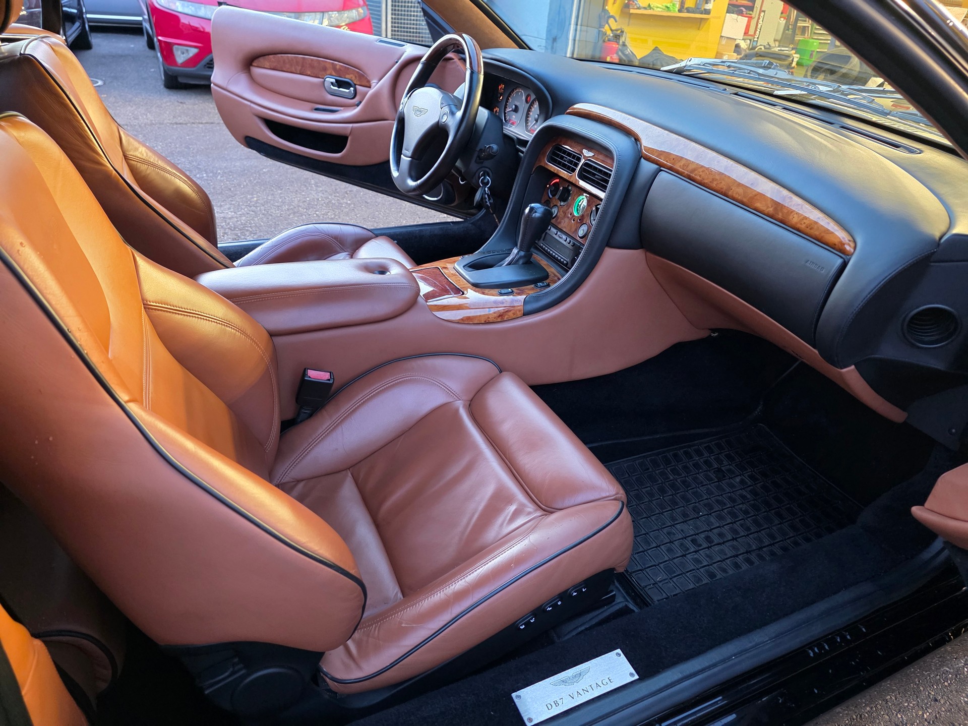 ASTON MARTIN DB7 Volante-image-12