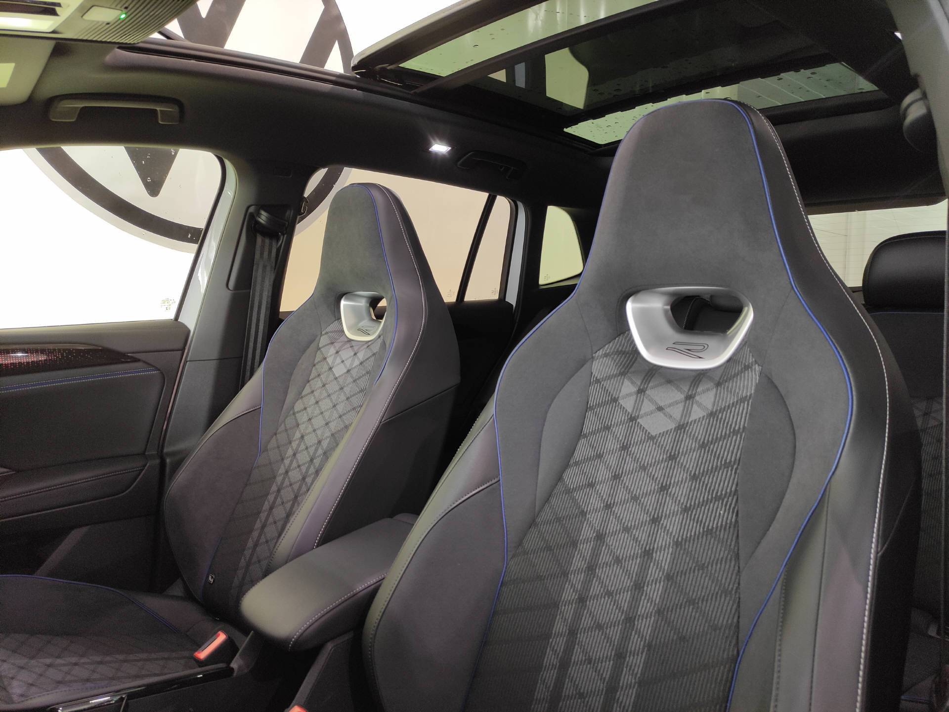 VW Tiguan 2.0 TSI R-Line Black-Style DSG 4motion-image-4