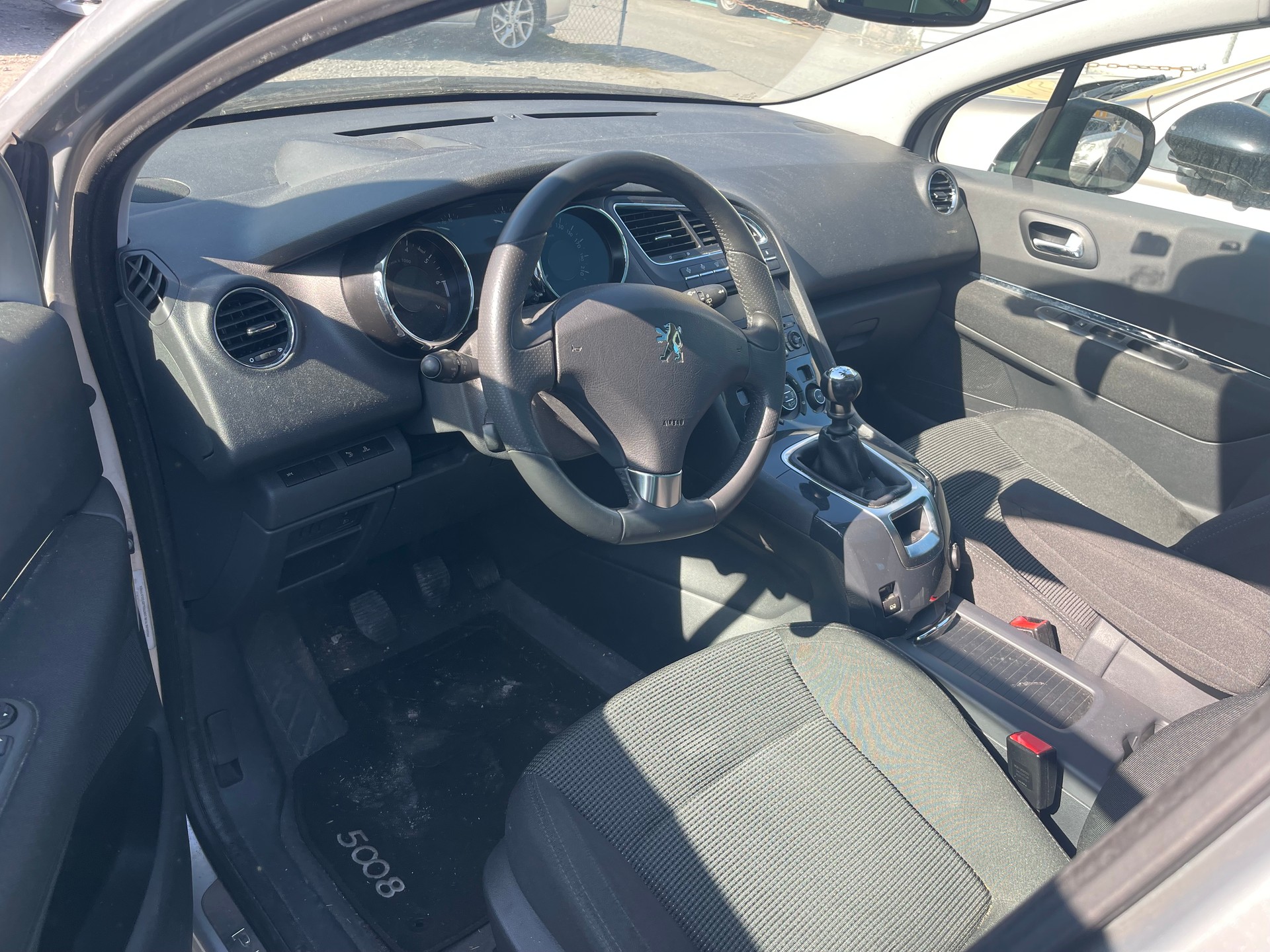PEUGEOT 5008 1.6 16V T Sport Pack-image-2