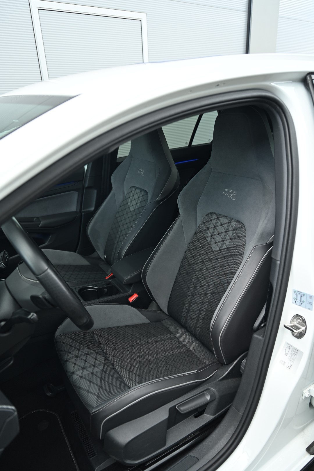 VW Golf 1.5 eTSI mHEV ACT R-Line DSG *Werksgarantie*-image-11