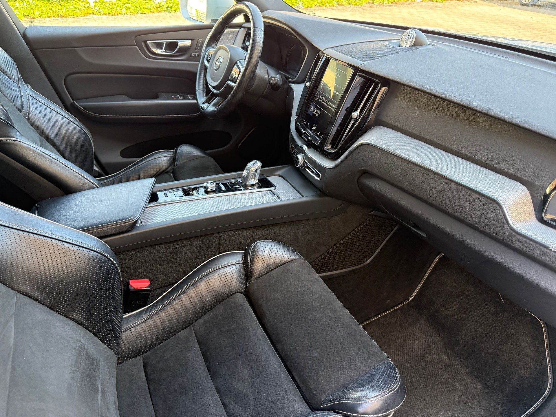 VOLVO XC60 T8 eAWD R-Design Geartronic-image-16