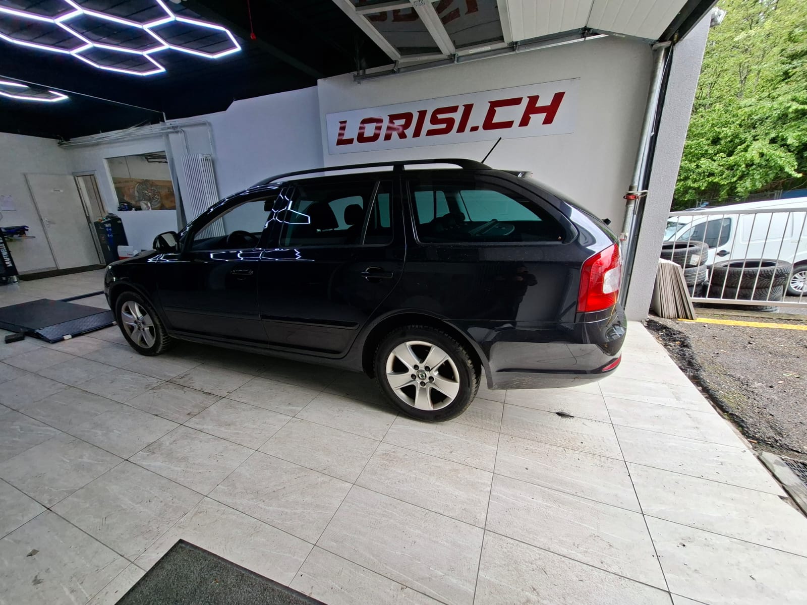 SKODA Octavia Combi 1.4 TSI Ambiente-image-5