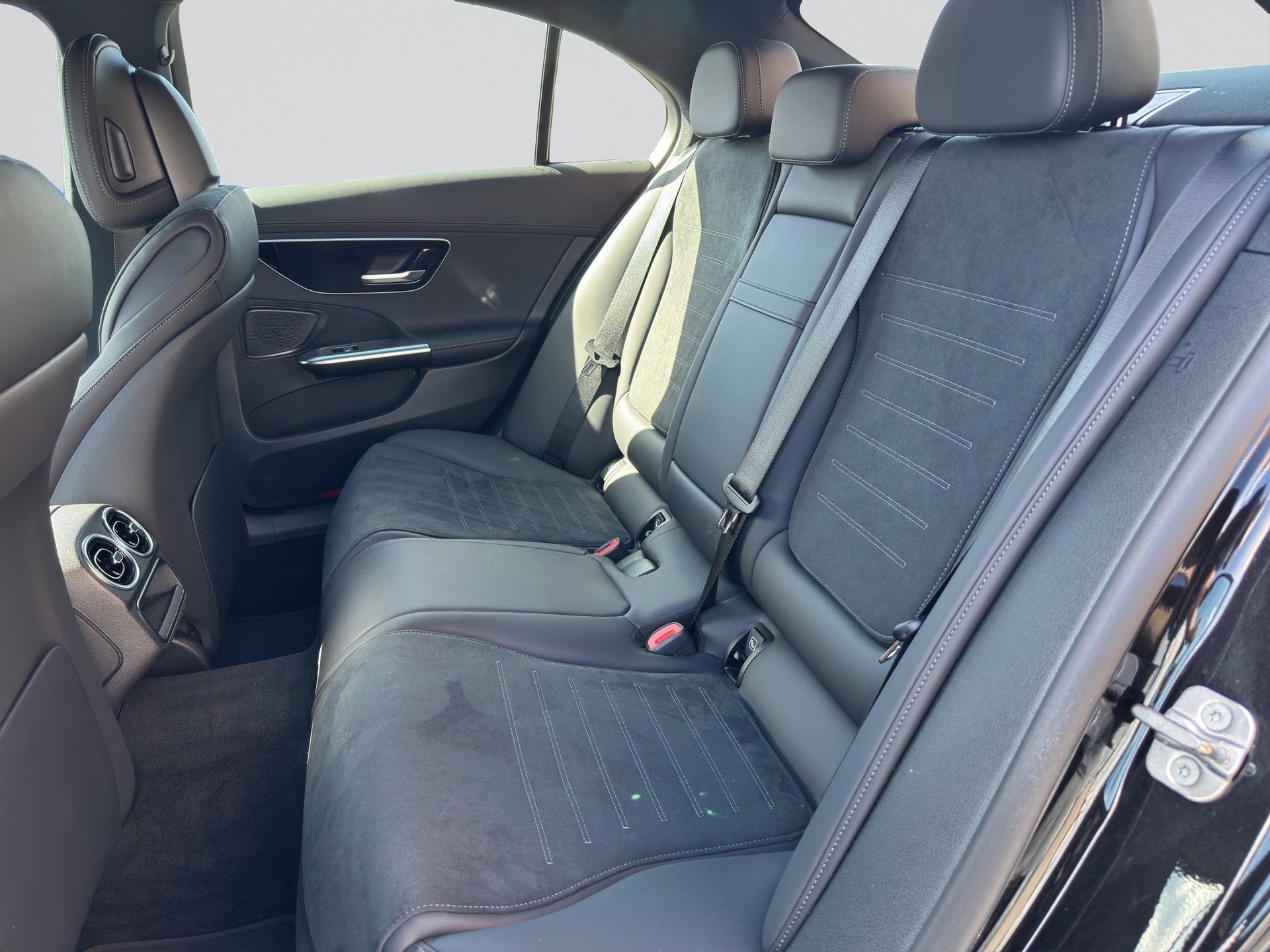 MERCEDES-BENZ C 300 d AMG Line-image-7