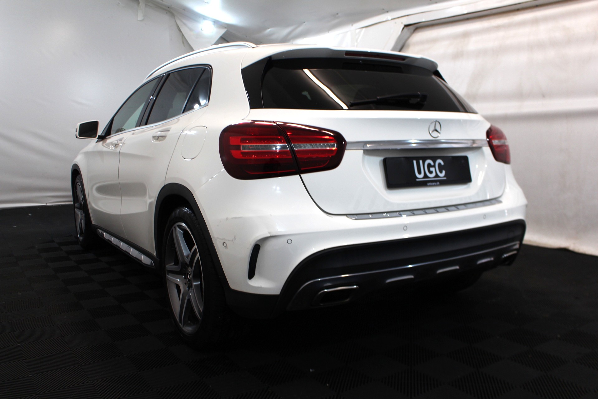 MERCEDES-BENZ GLA 200 Night Star-showroom-element-3