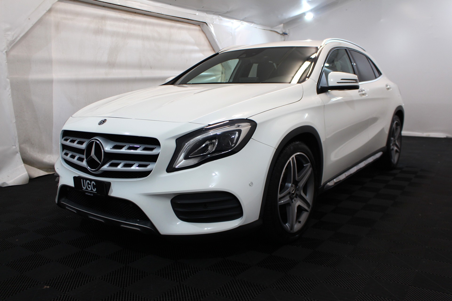 MERCEDES-BENZ GLA 200 Night Star-showroom-element-2