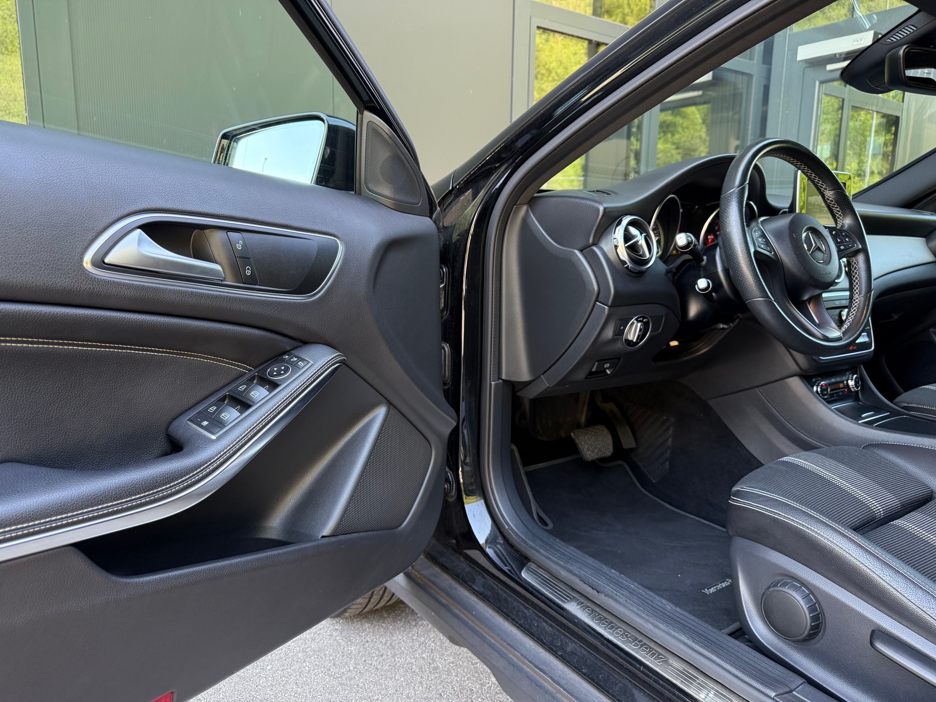MERCEDES-BENZ GLA 200 Night Star 7G-DCT-image-10