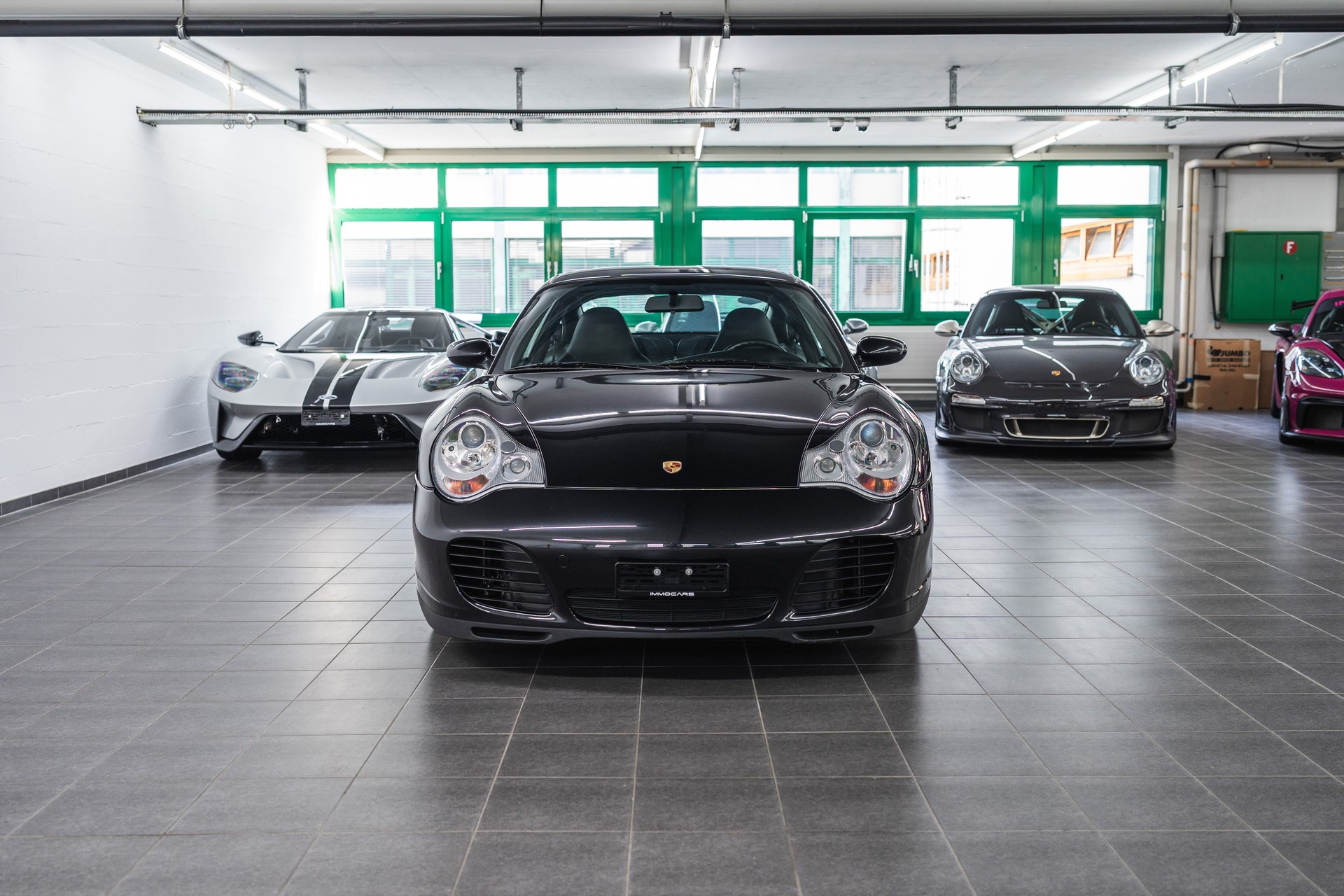 PORSCHE 911 Carrera 4S Manual + sport seats-showroom-element-1