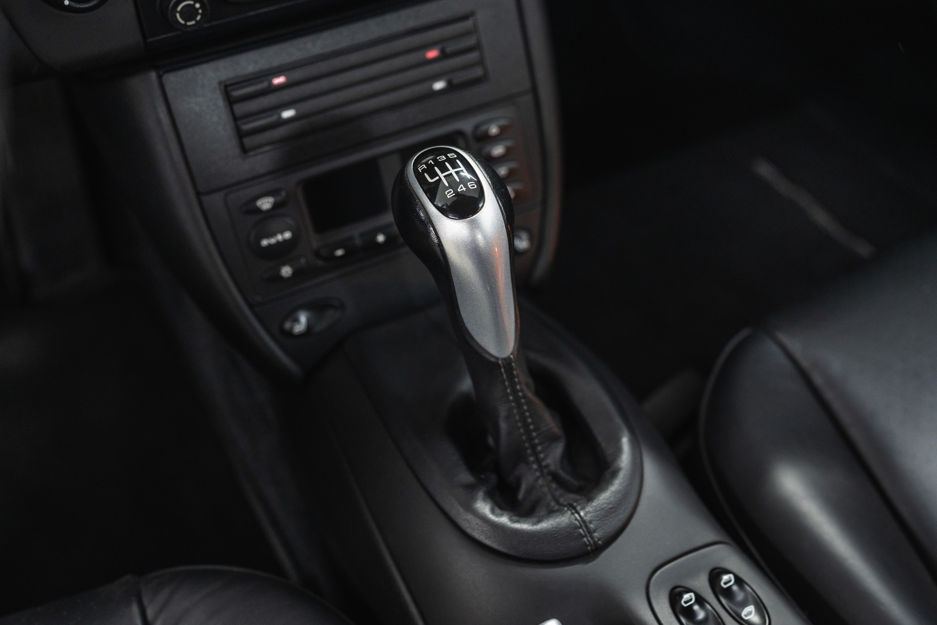 PORSCHE 911 Carrera 4S Manual + sport seats-image-16