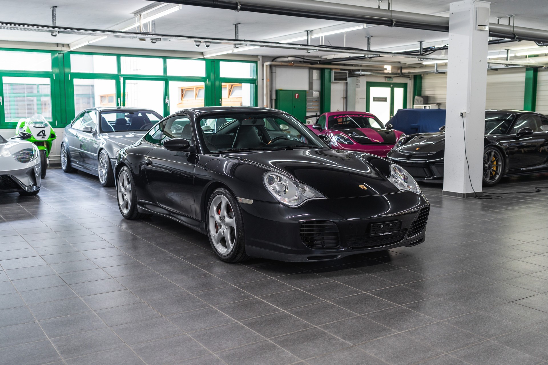 PORSCHE 911 Carrera 4S Manual + sport seats-showroom-element-2