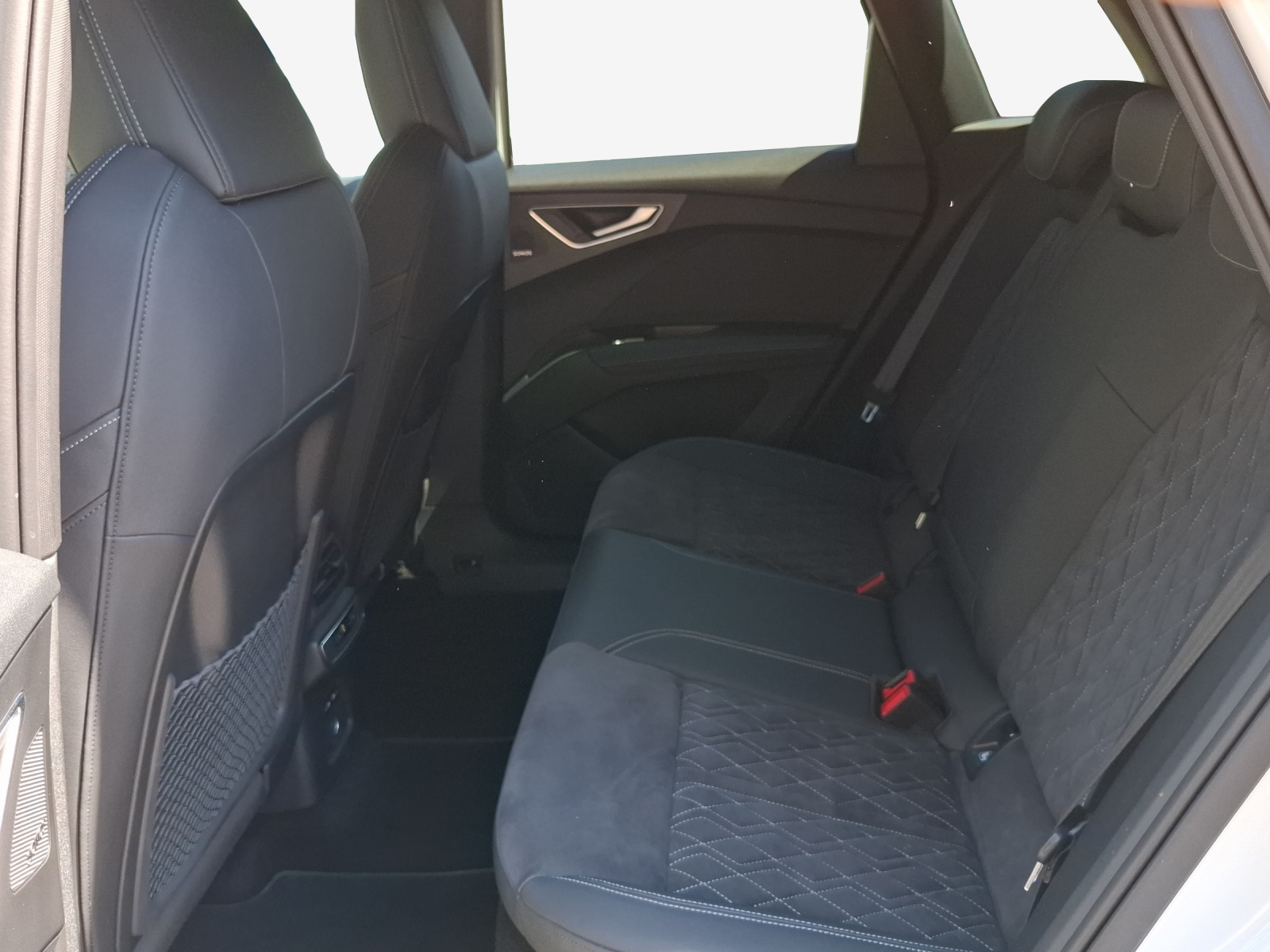 AUDI Q4 e-tron 45 quattro-image-11