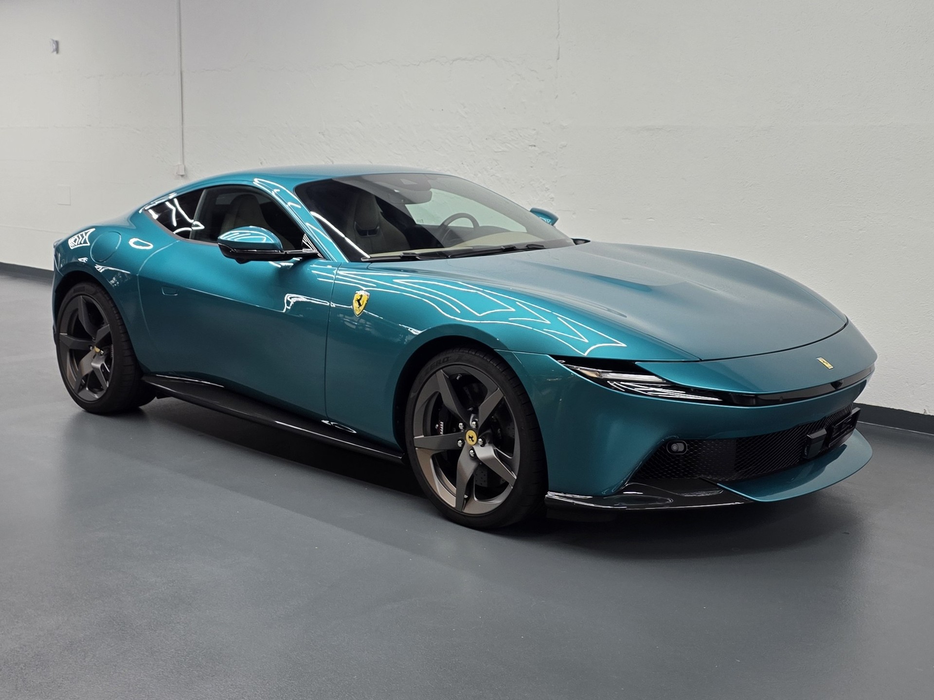FERRARI Amalfi 3.9 Biturbo-showroom-element-1