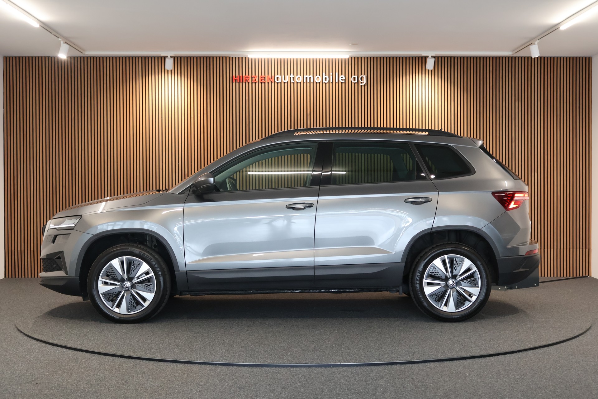 SKODA Karoq 1.5 TSI Ambition DSG-showroom-element-1