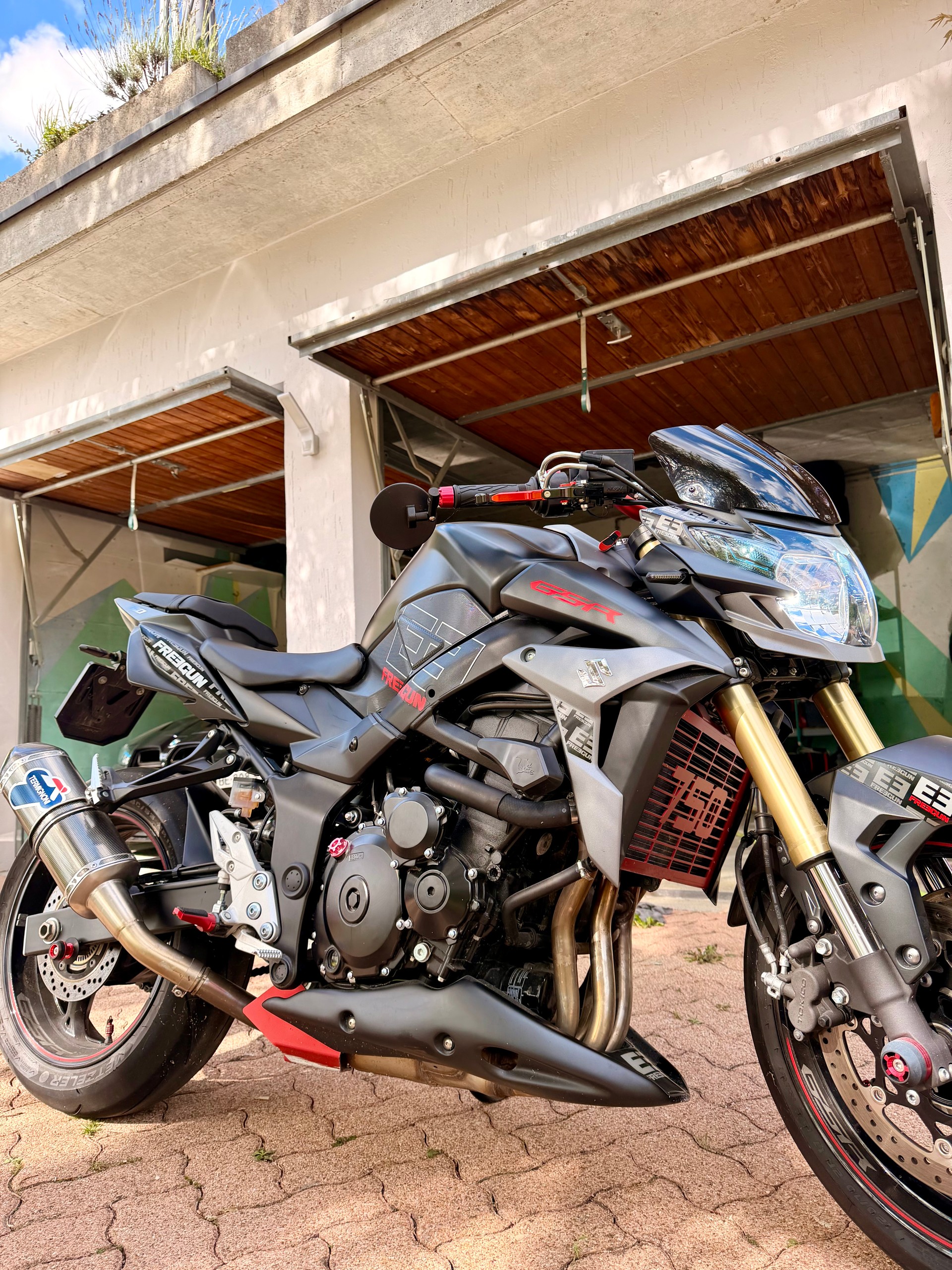 SUZUKI GSR 750 ABS Freegun-image-1