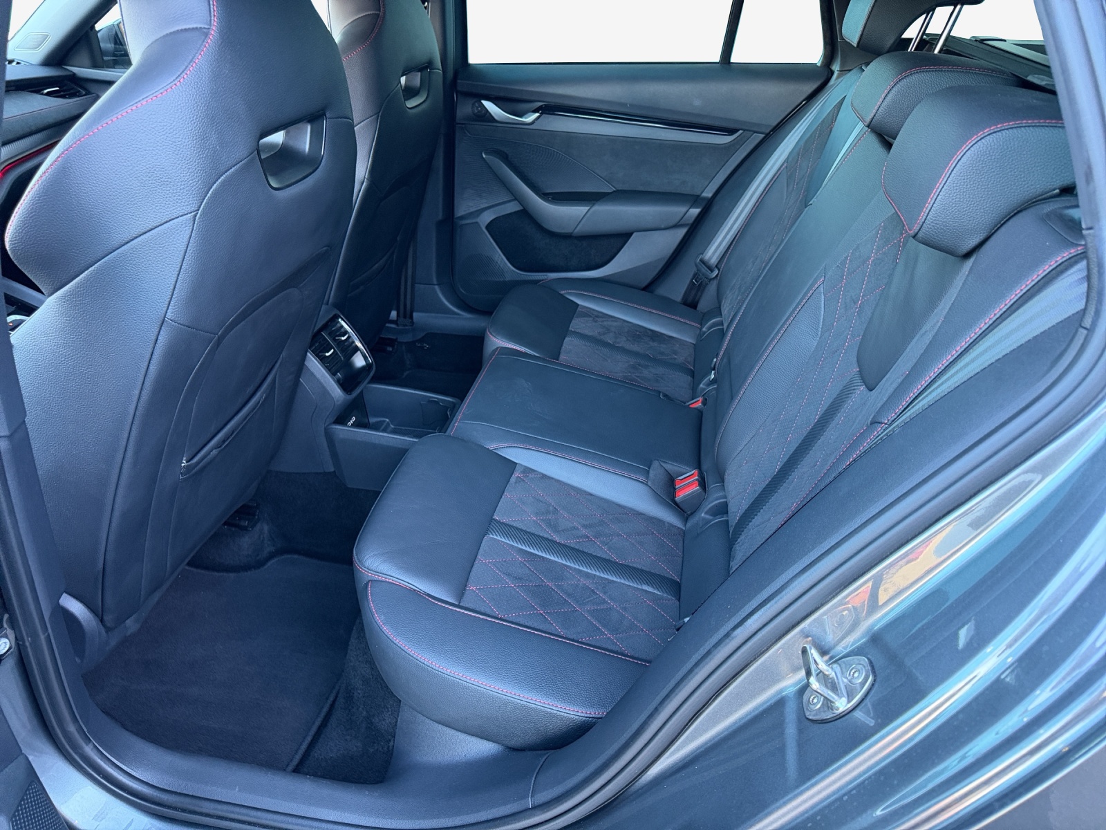 SKODA Octavia Combi 2.0 TSI DSG RS-image-11