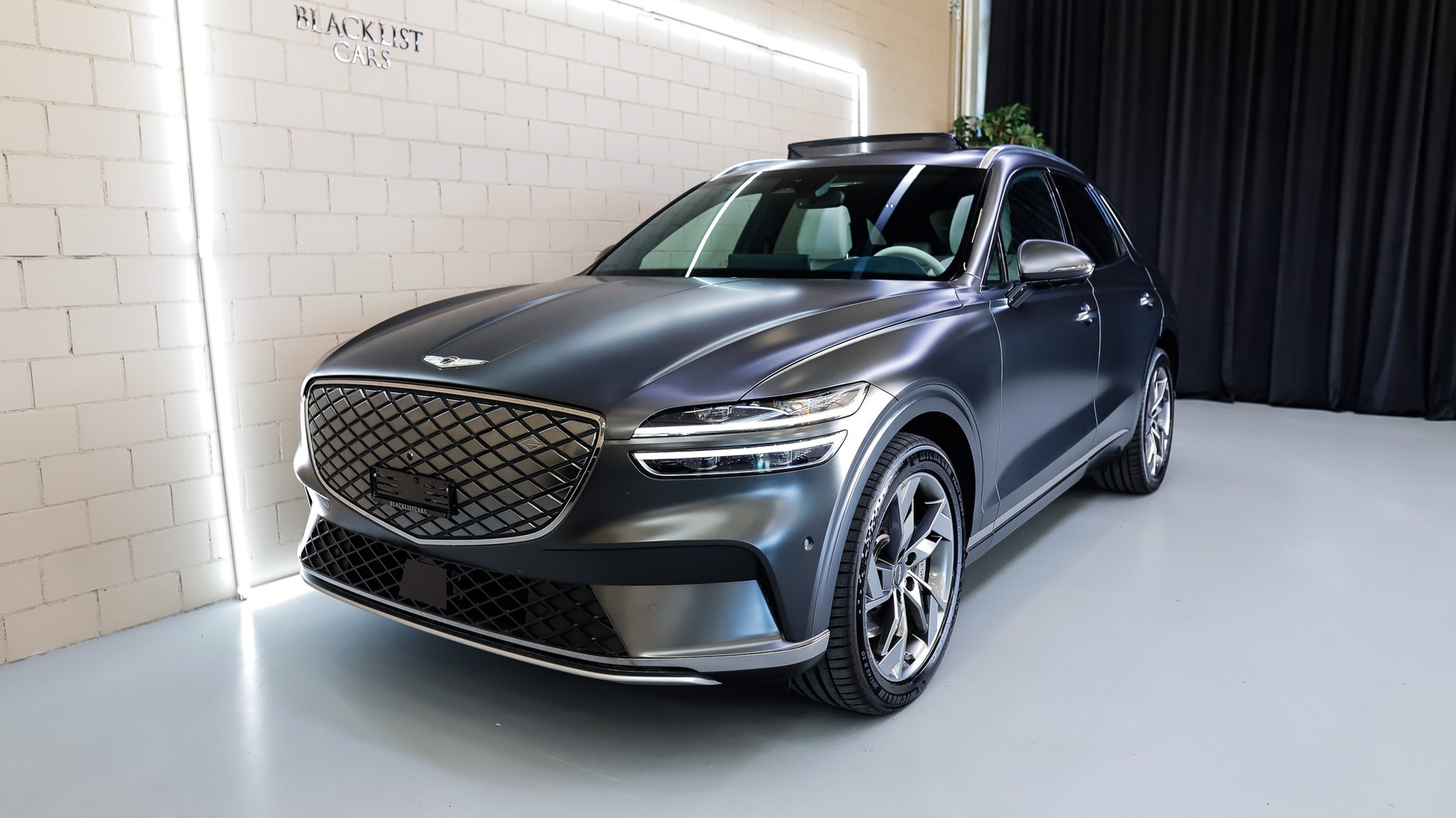 GENESIS GV70 Electrified Sport kWh 77,4 AWD *Makalu Gray (Matt)*-showroom-element-1
