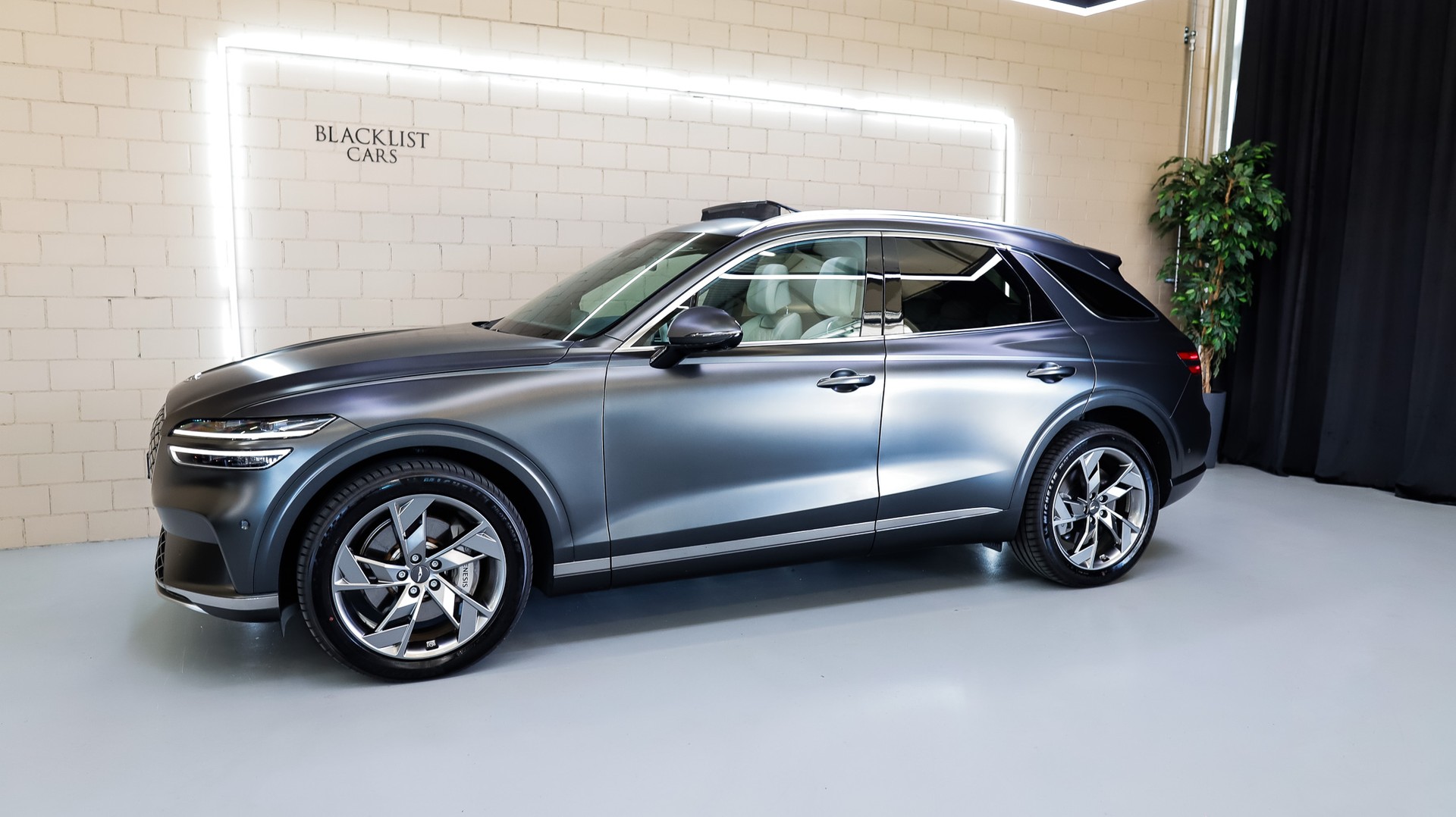GENESIS GV70 Electrified Sport kWh 77,4 AWD *Makalu Gray (Matt)*-showroom-element-3