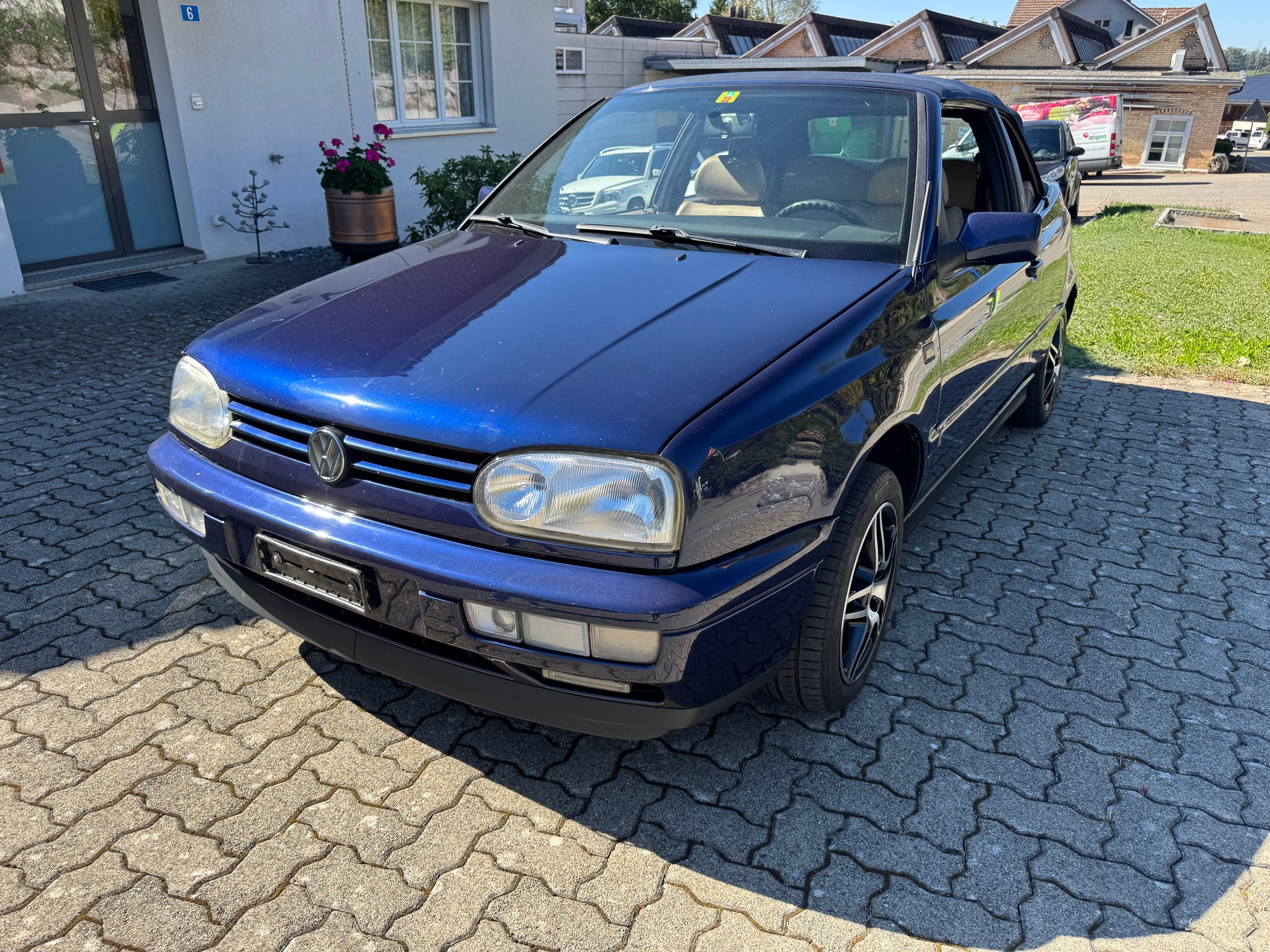 VW Golf Cabriolet 2000 Swiss Classic-showroom-element-3