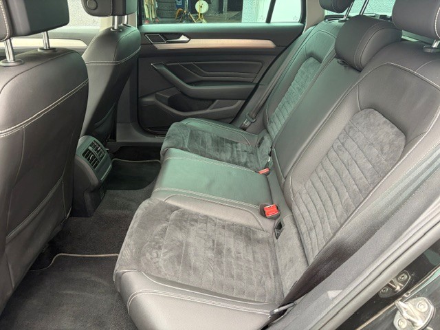 VW Passat Variant 2.0 TDI 240 Elegance DSG 4m-image-10