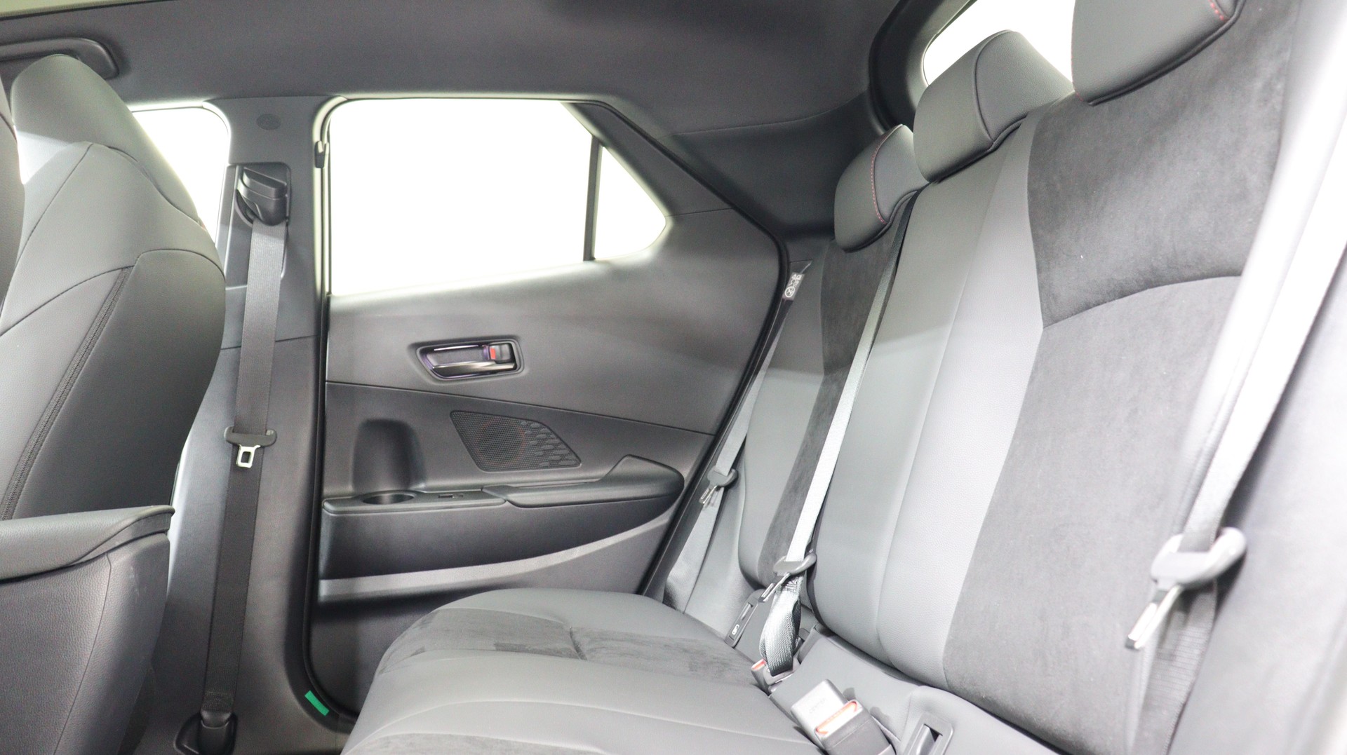 TOYOTA C-HR 2.0 PHEV GR Sport Premiere-showroom-element-3