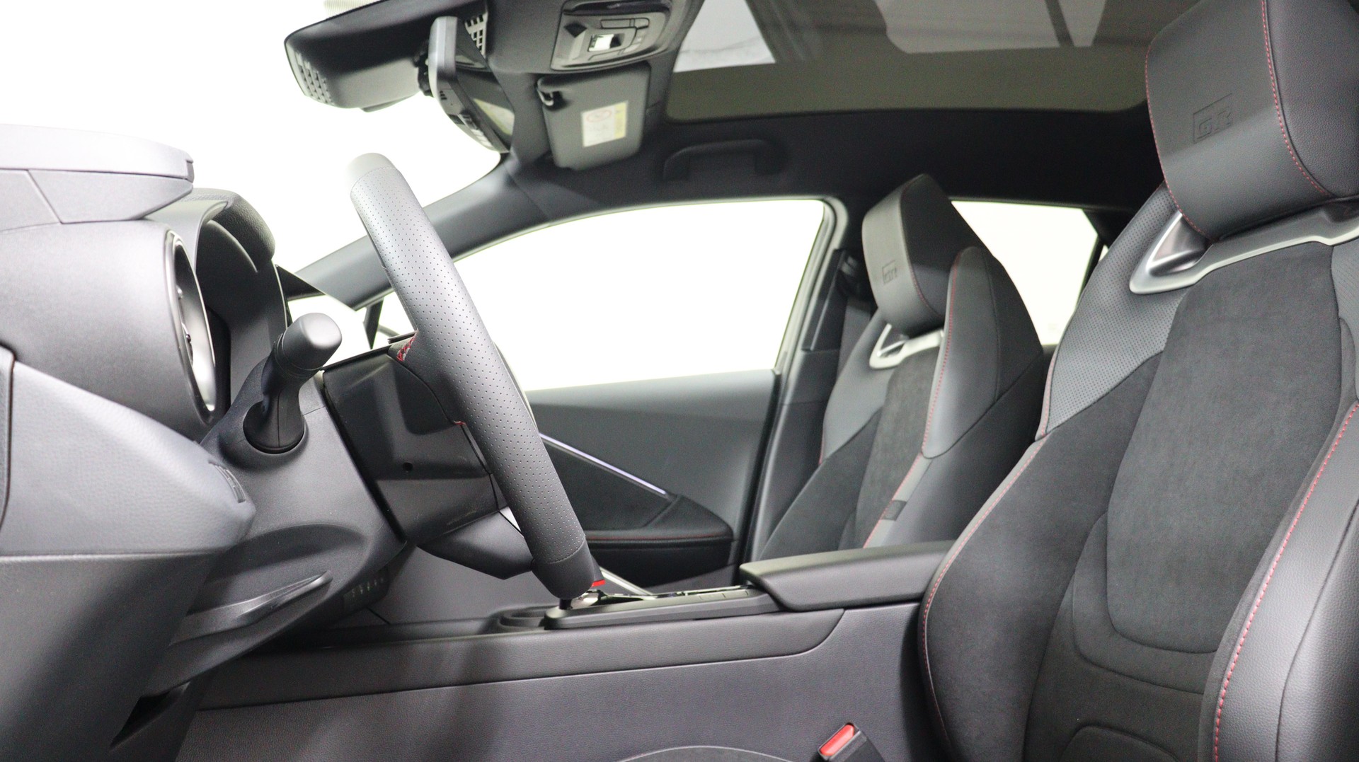 TOYOTA C-HR 2.0 PHEV GR Sport Premiere-showroom-element-2