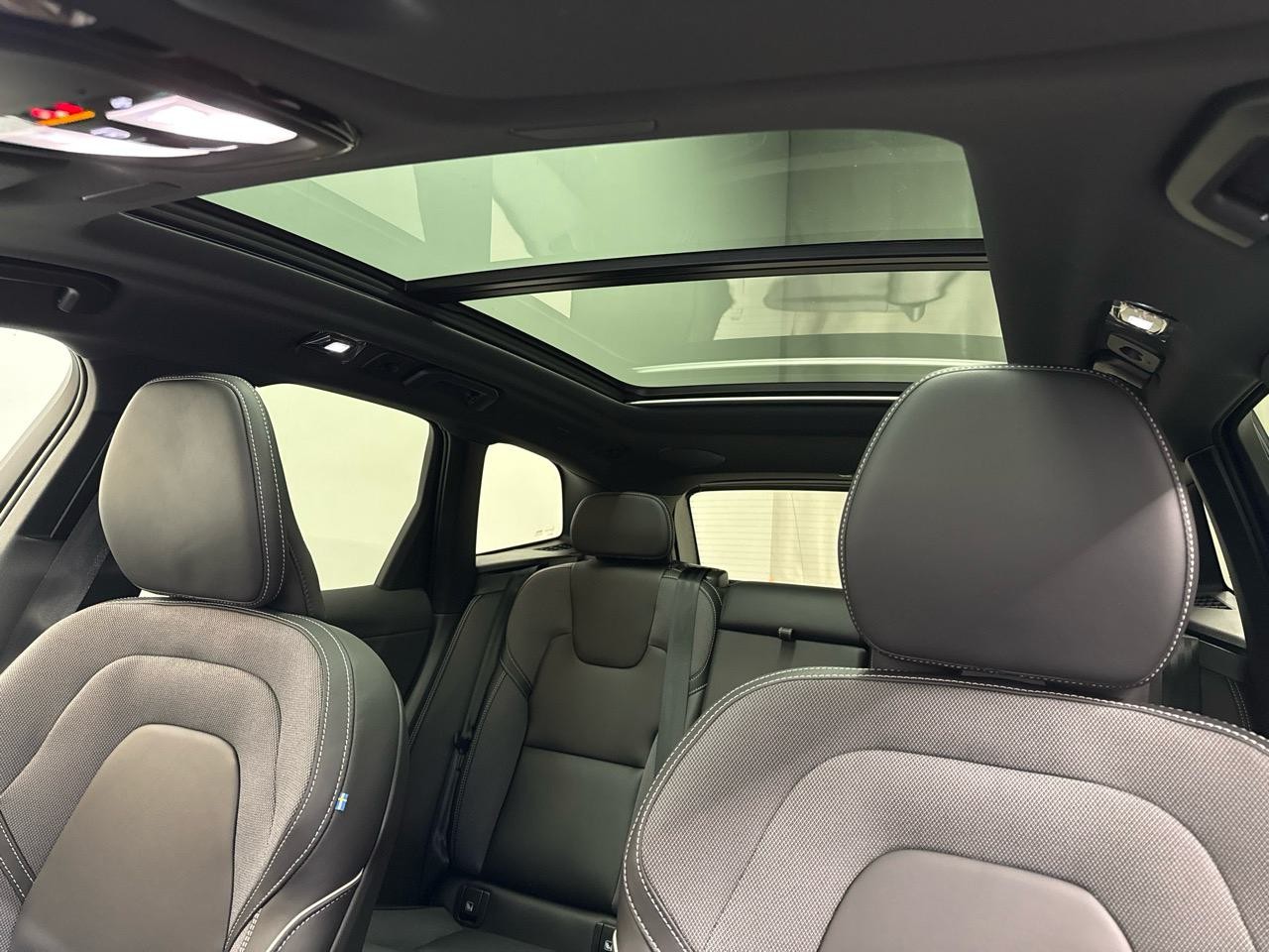 VOLVO XC60 T8 eAWD PluginHybrid Black Edition Geartronic-image-5
