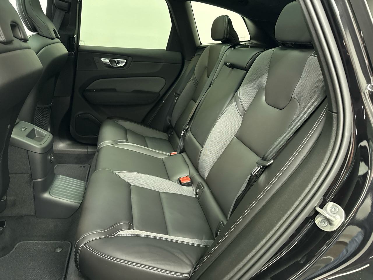 VOLVO XC60 T8 eAWD PluginHybrid Black Edition Geartronic-image-13