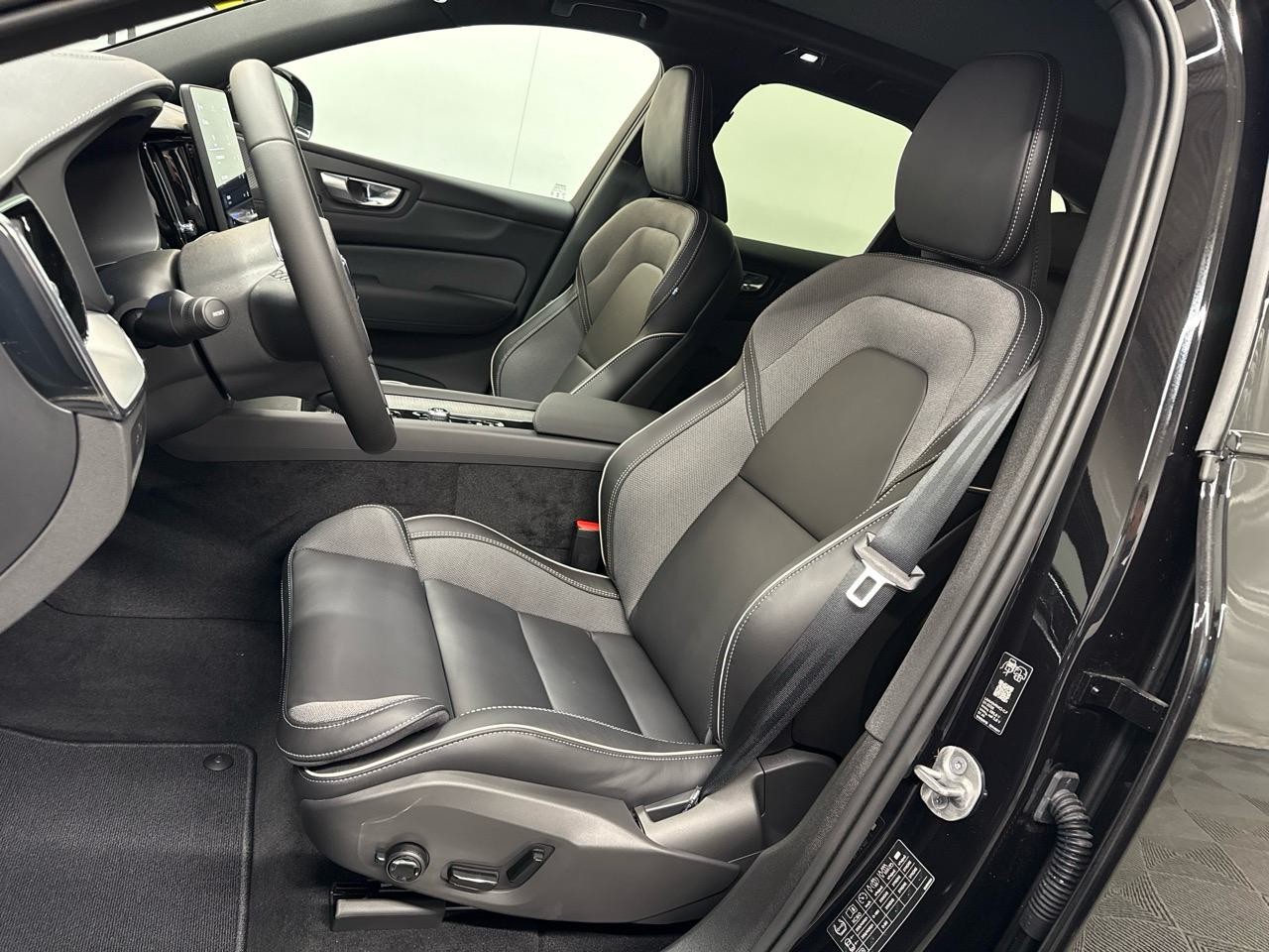 VOLVO XC60 T8 eAWD PluginHybrid Black Edition Geartronic-showroom-element-3