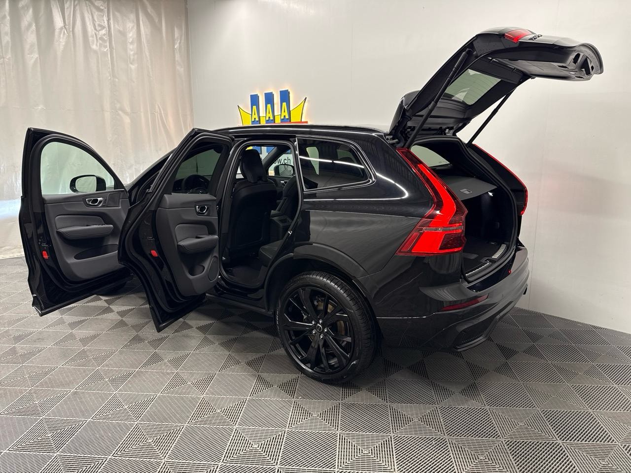 VOLVO XC60 T8 eAWD PluginHybrid Black Edition Geartronic-image-16
