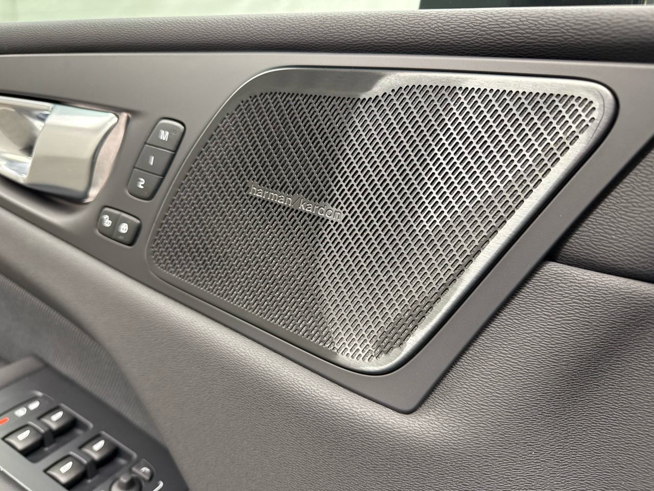 VOLVO XC60 T8 eAWD PluginHybrid Black Edition Geartronic-image-4