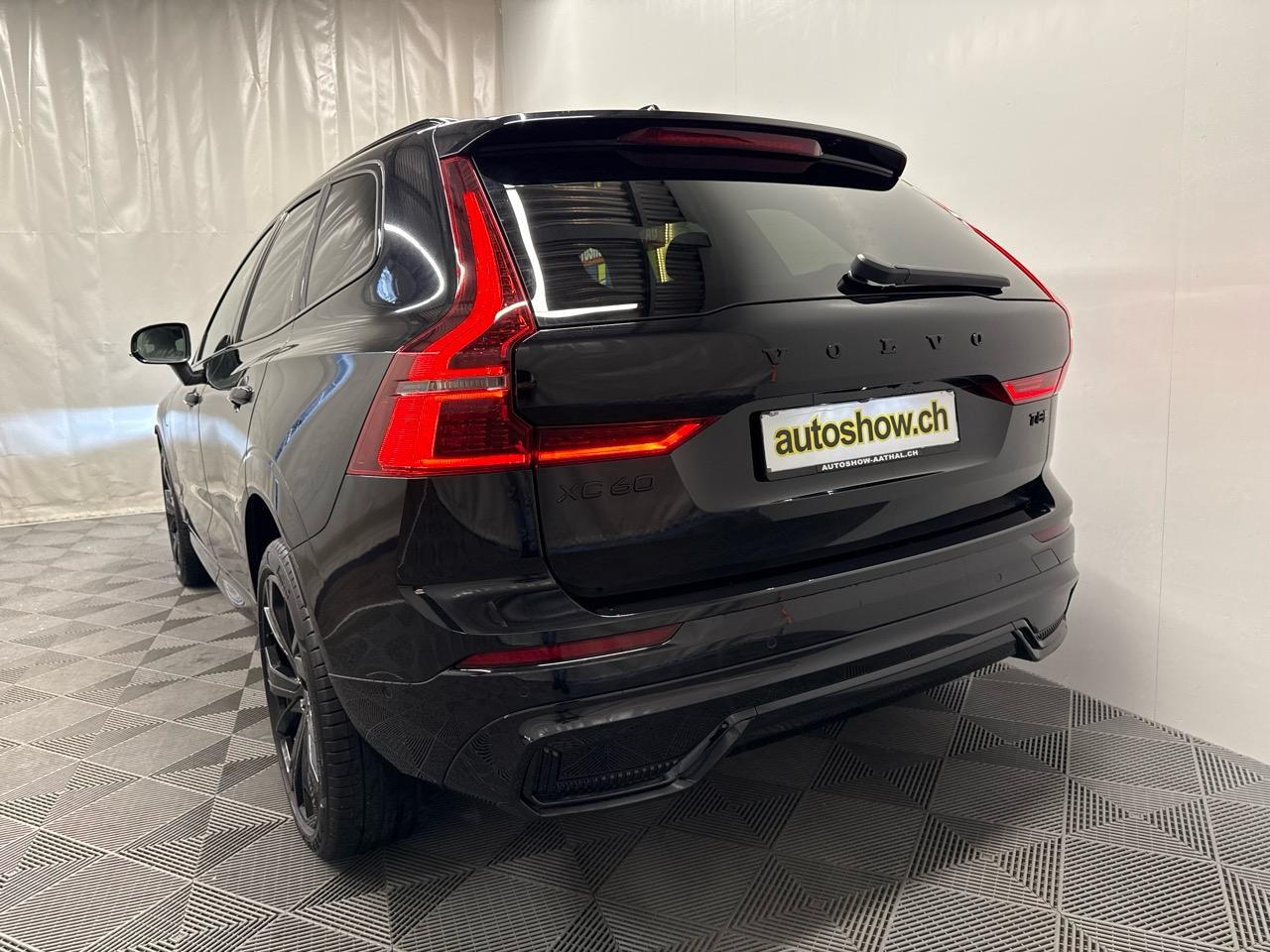 VOLVO XC60 T8 eAWD PluginHybrid Black Edition Geartronic-image-17
